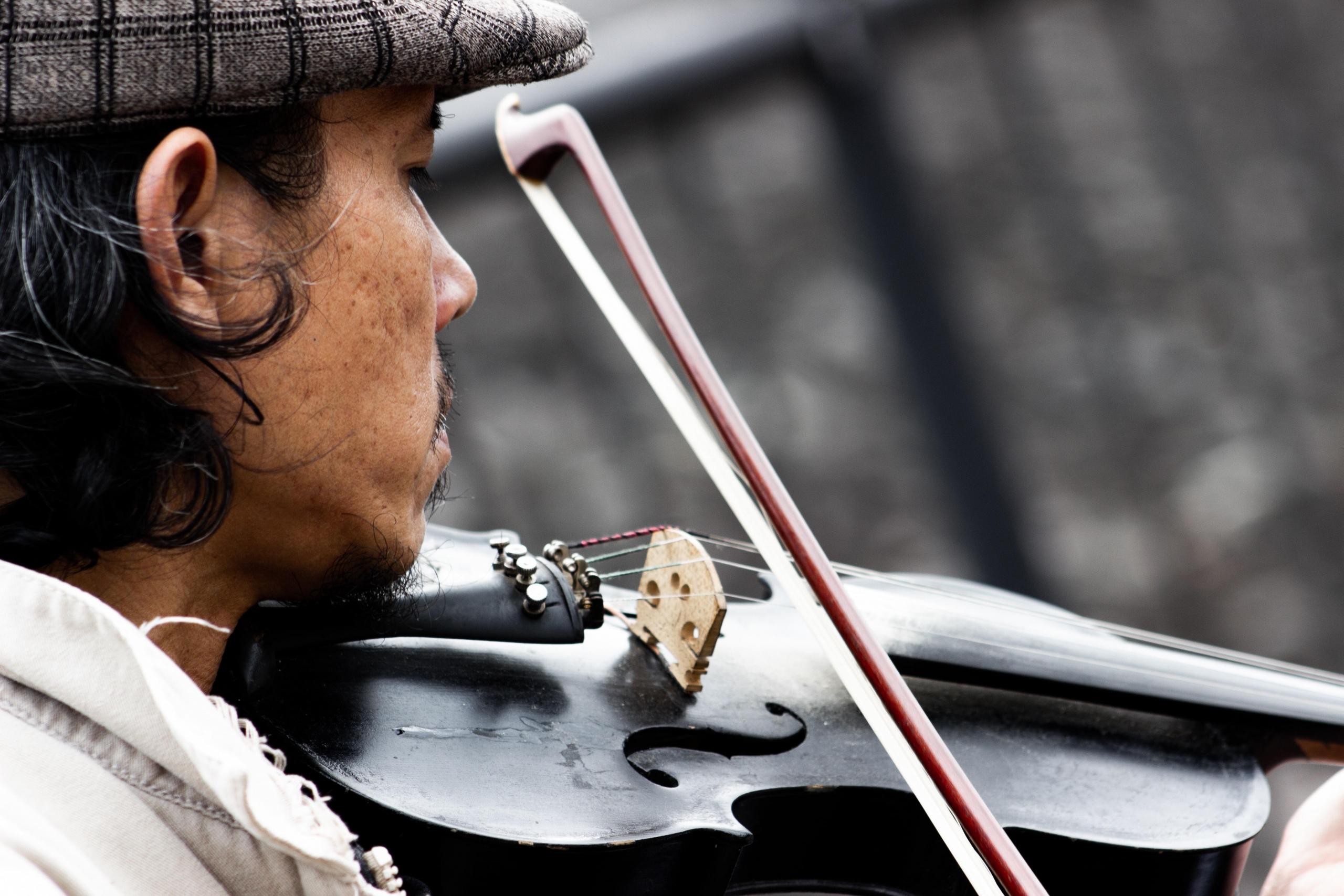 Man speelt viool