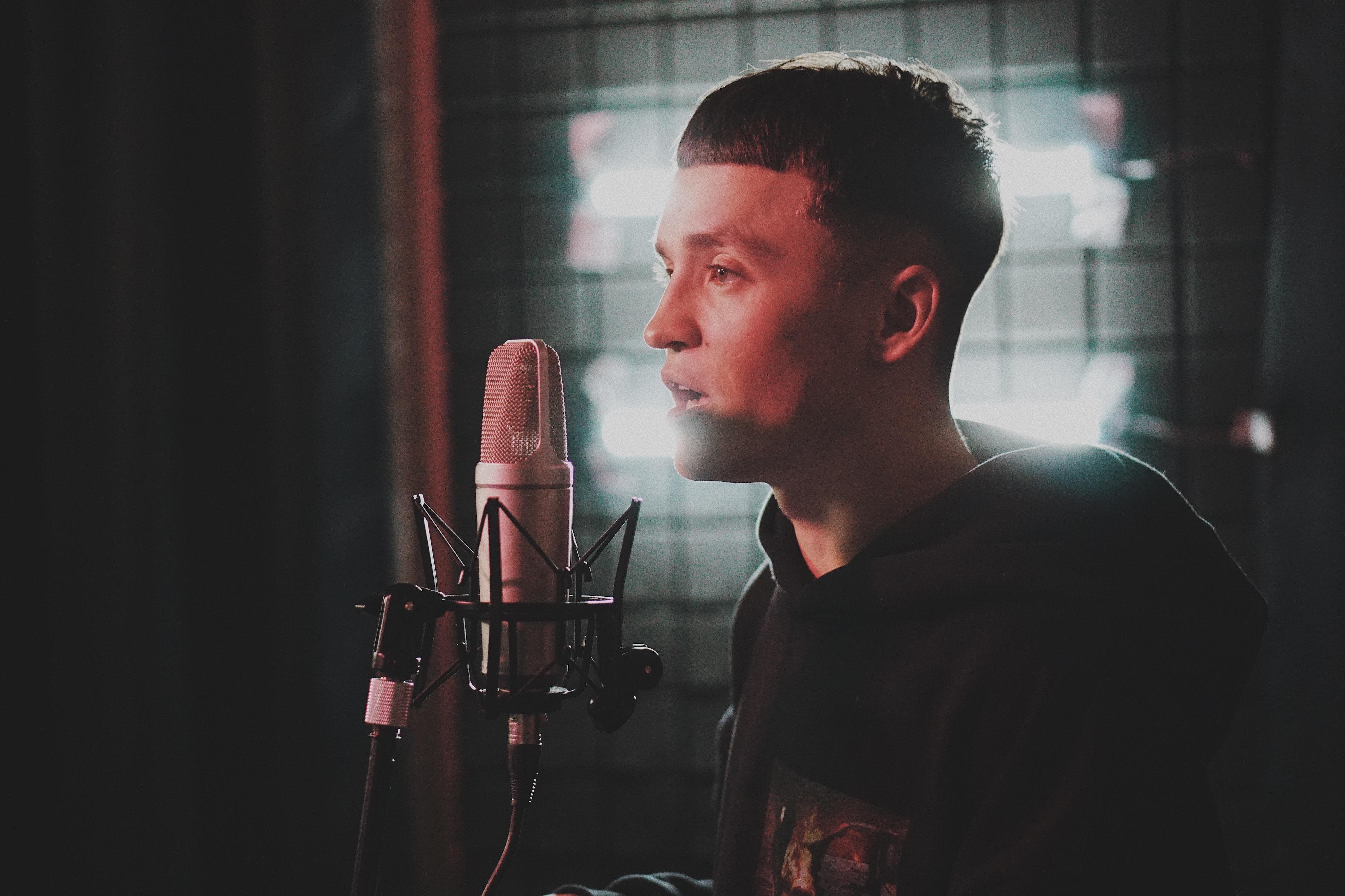 Zanger in studio