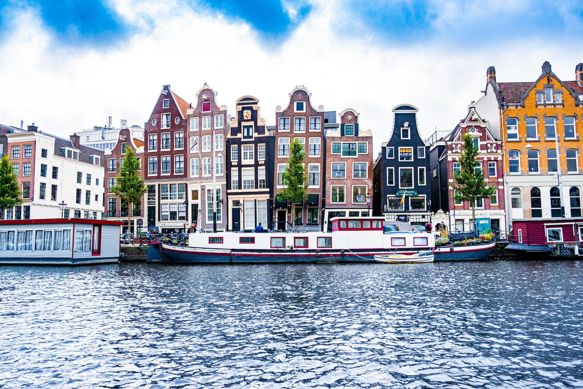 Uitzicht op de gracht in Amsterdam