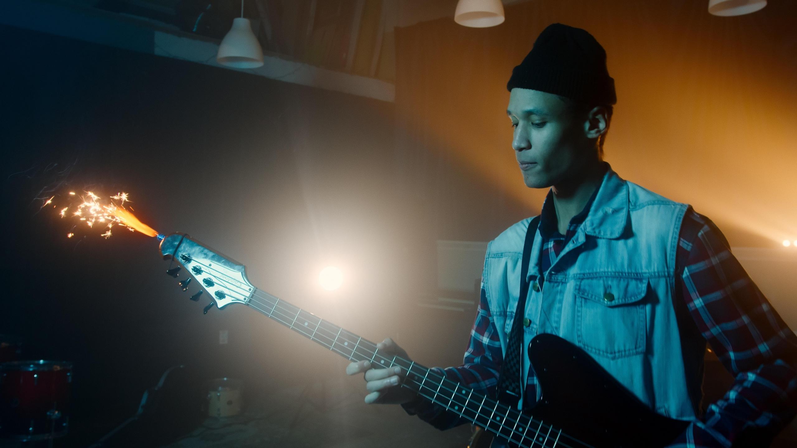 Man speelt gitaar