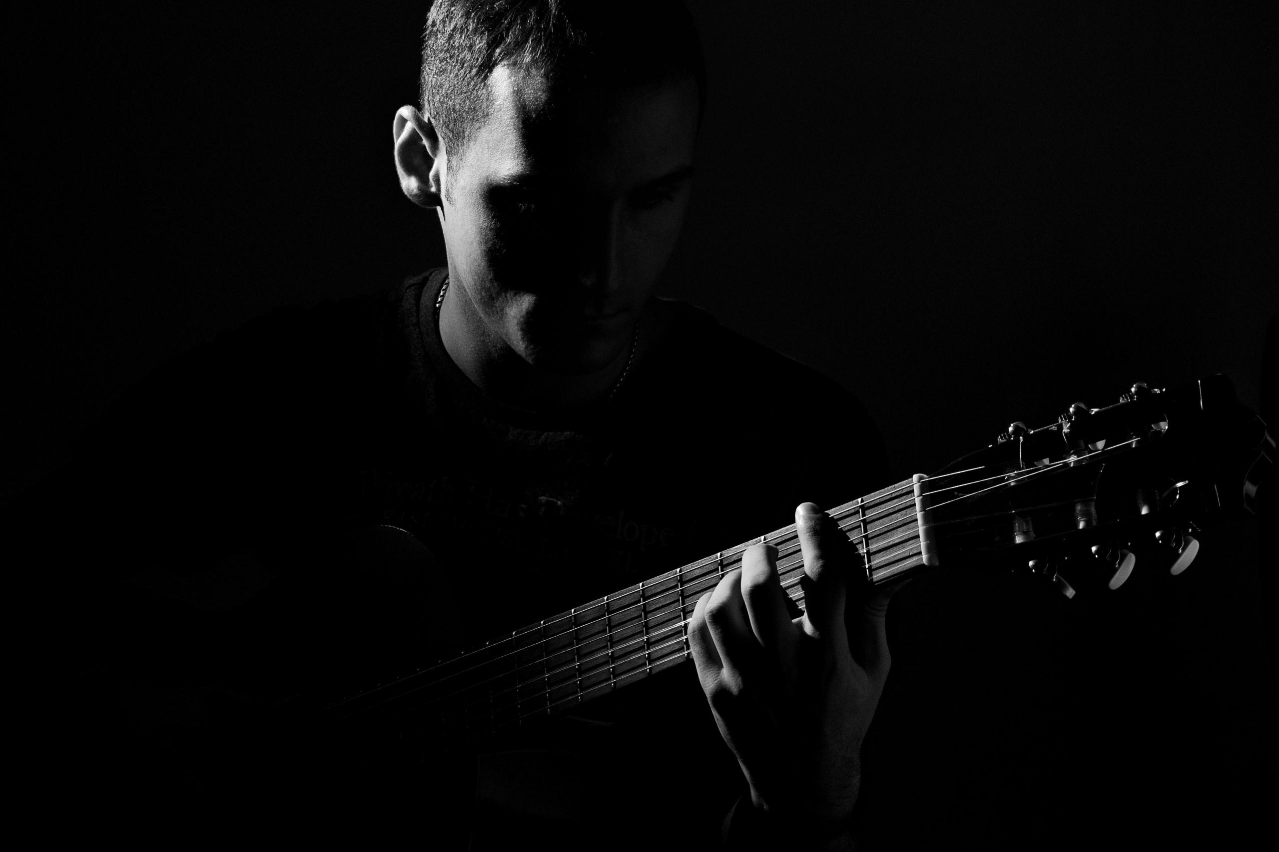 Gitaar spelen in het donker