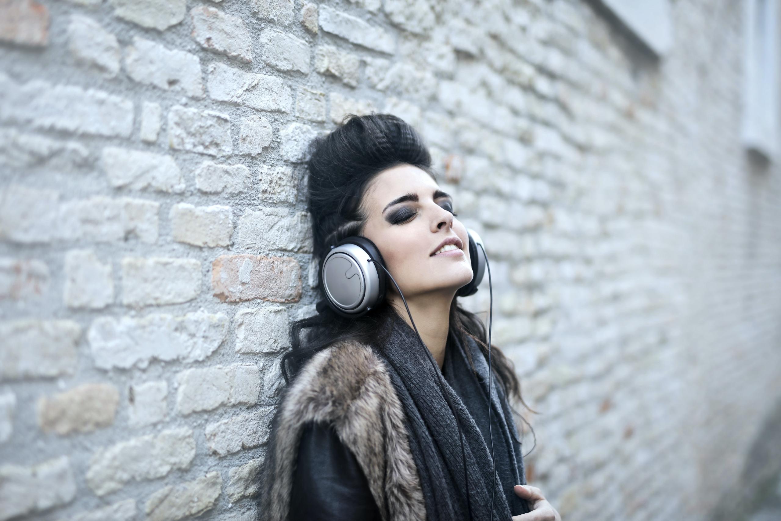 Vrouw muziek koptelefoon