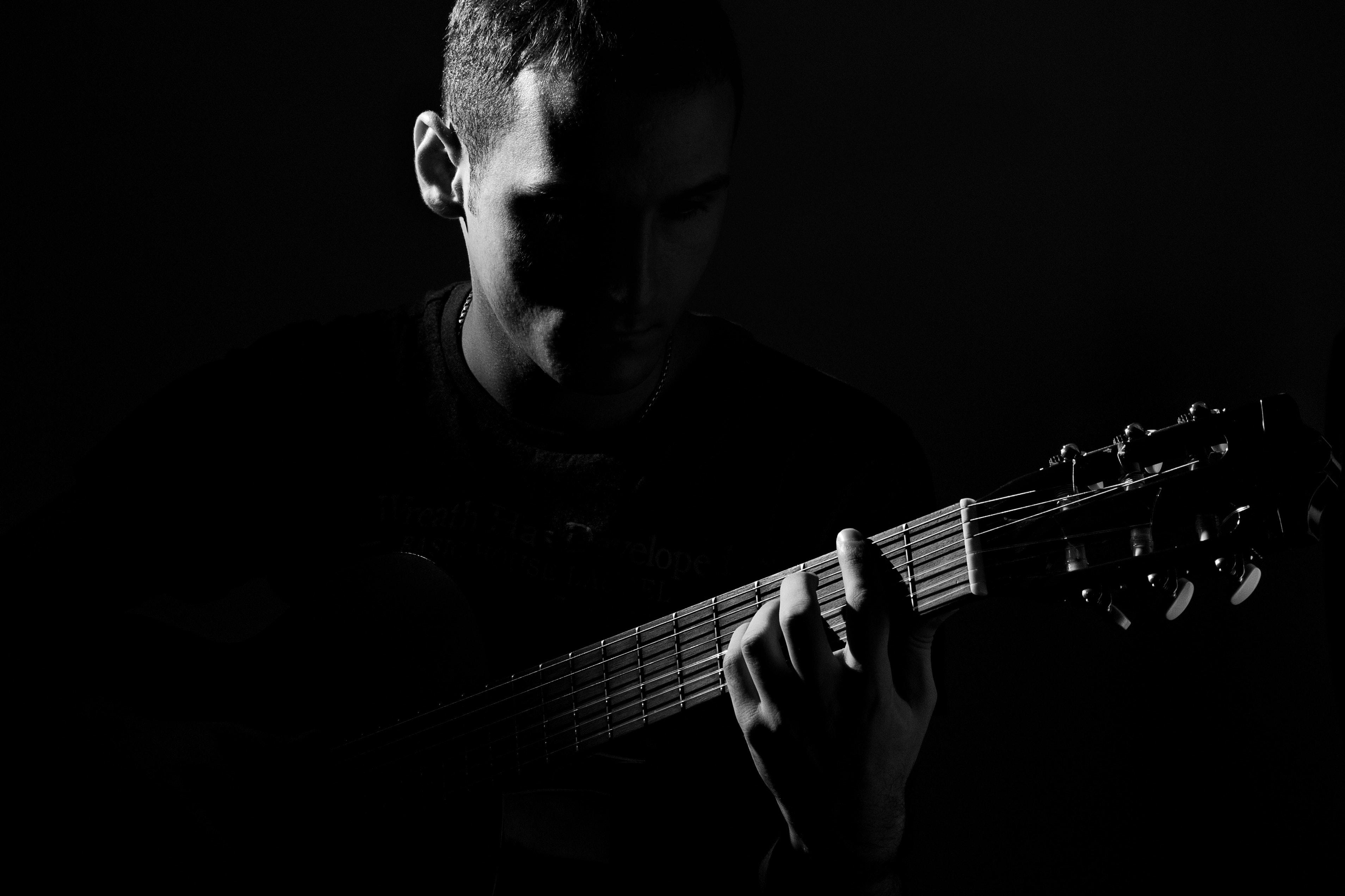 Man speelt gitaar