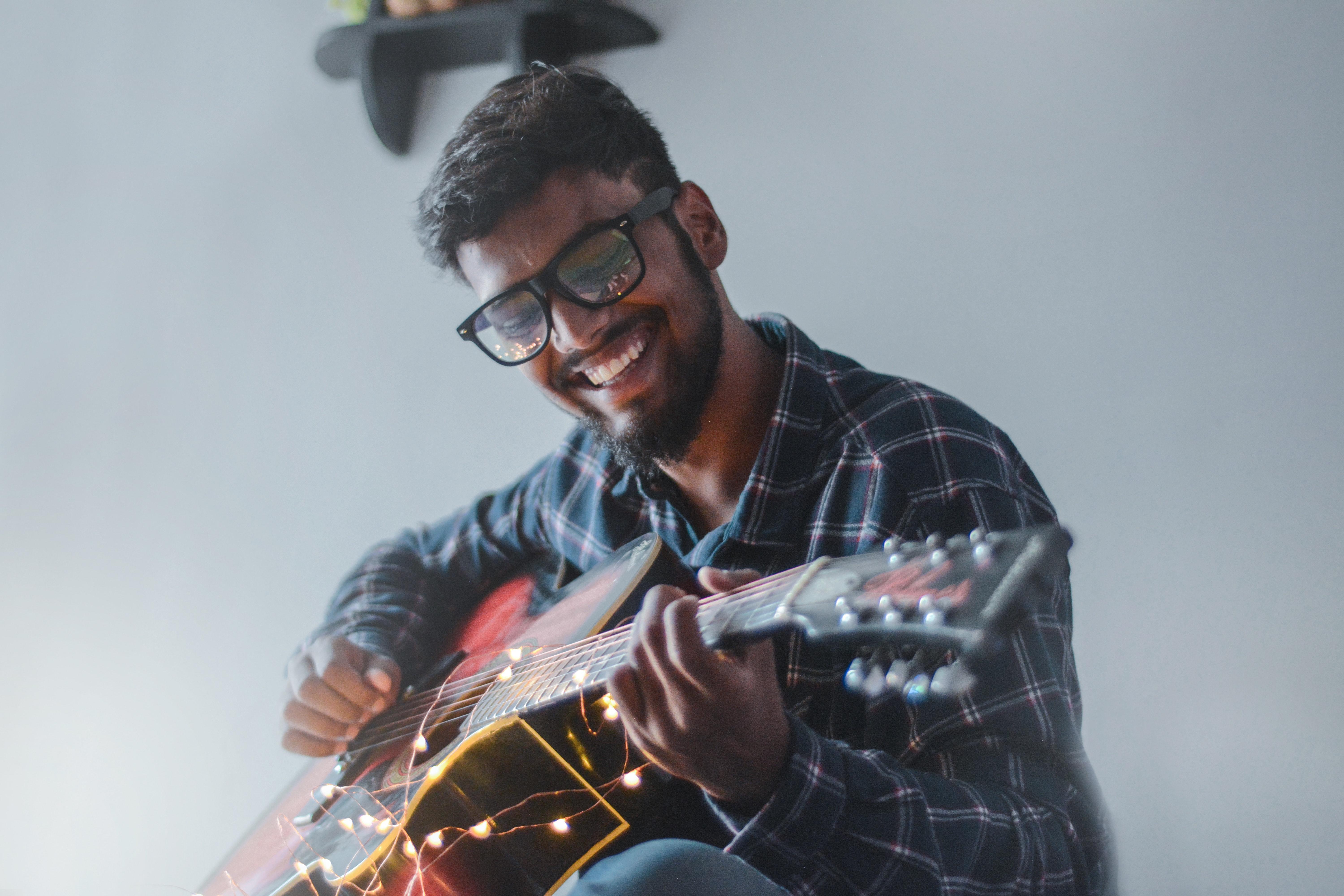 Man speelt gitaar