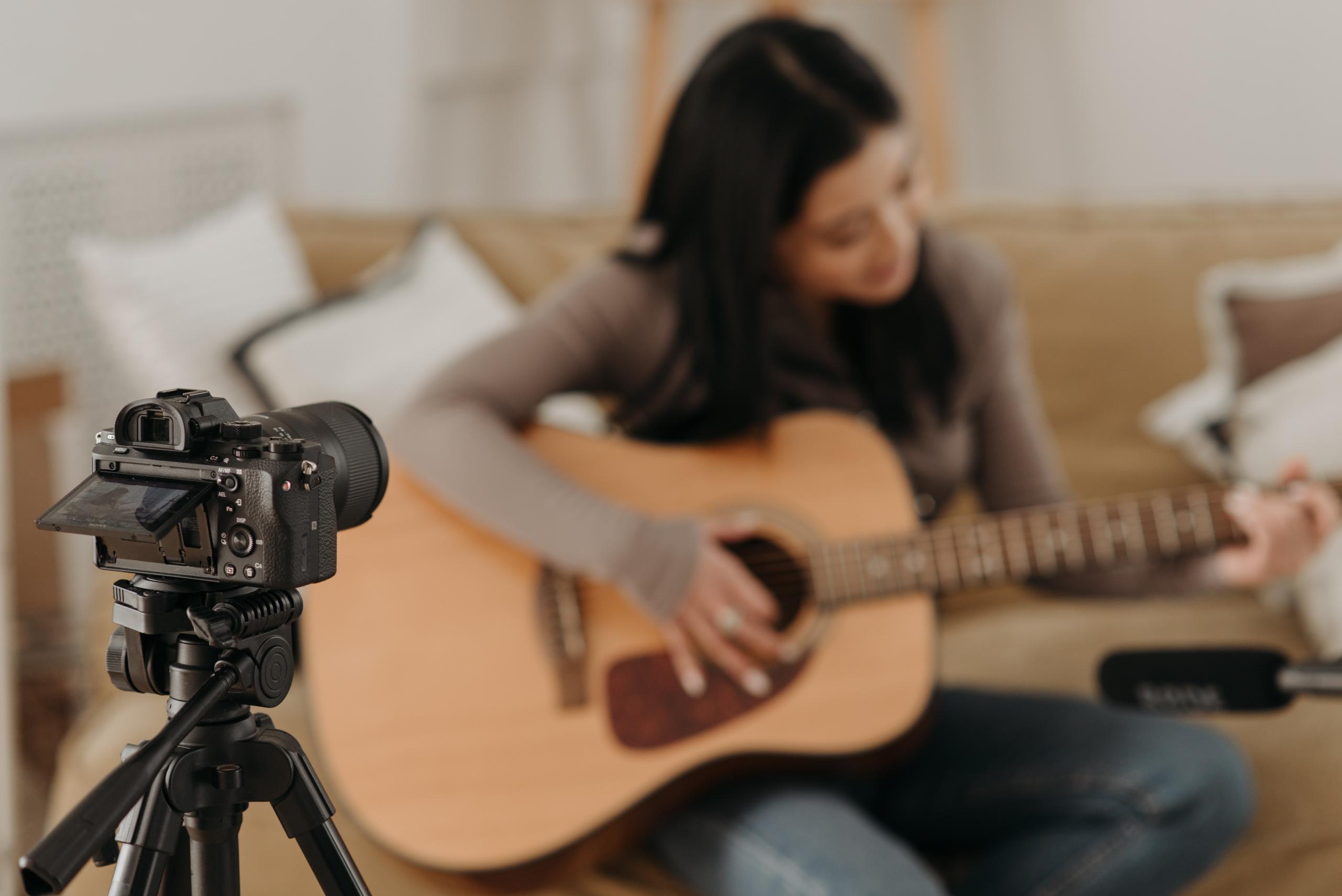 Vrouw camera gitaar