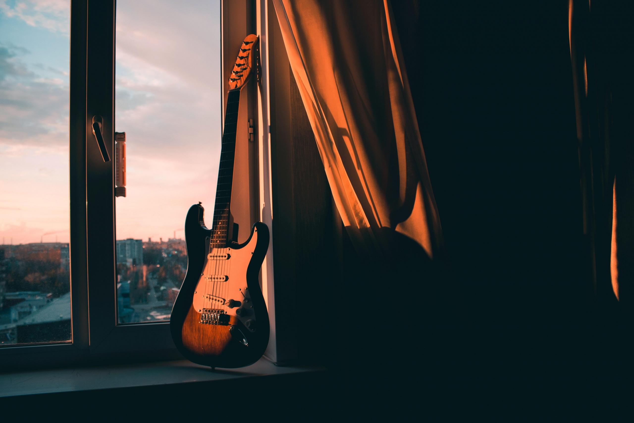 Gitaar in venster