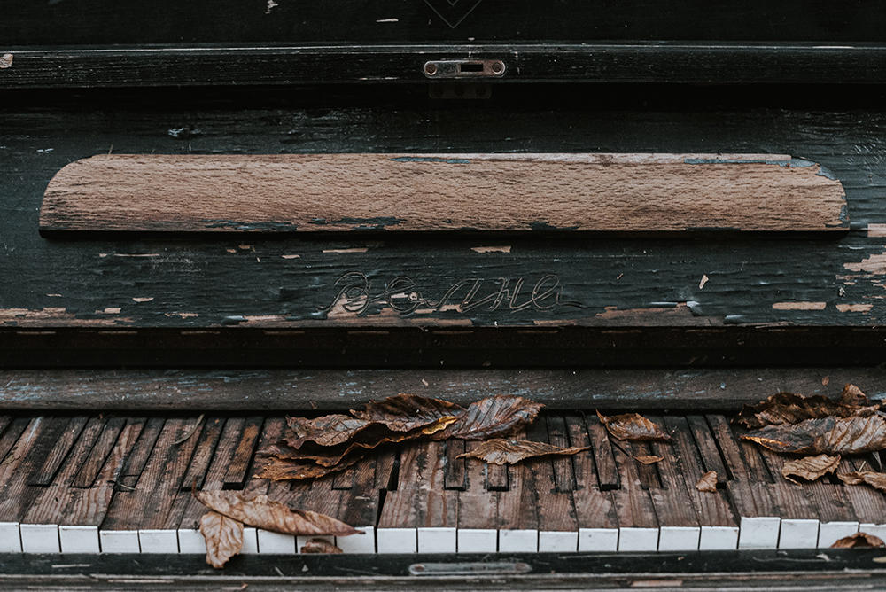 Een versleten piano