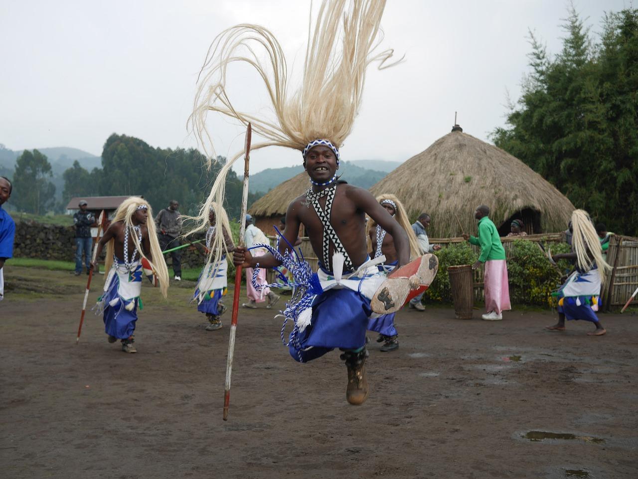 Afrikaanse danser danst in traditionele kledij
