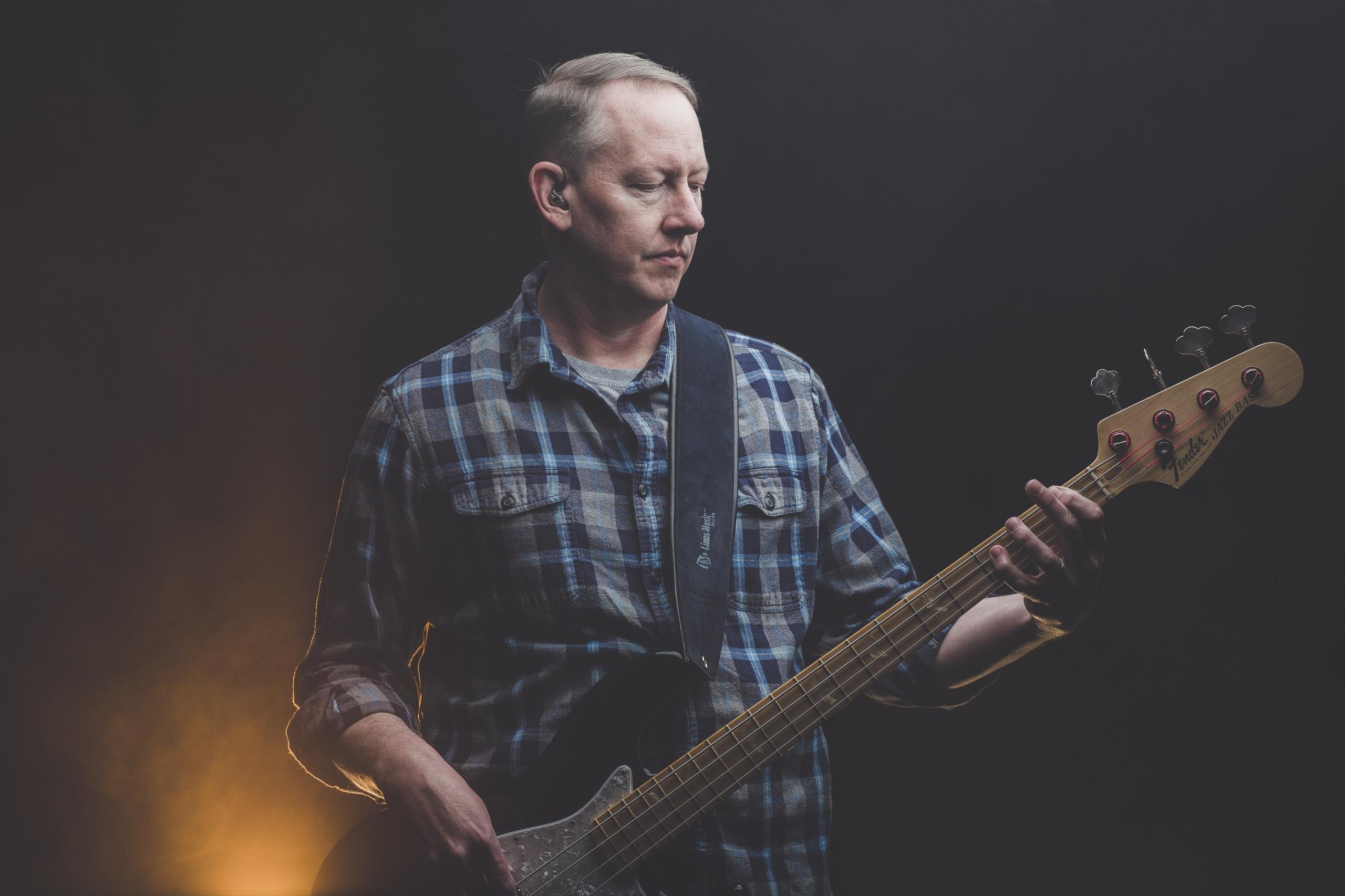 Man gitaar