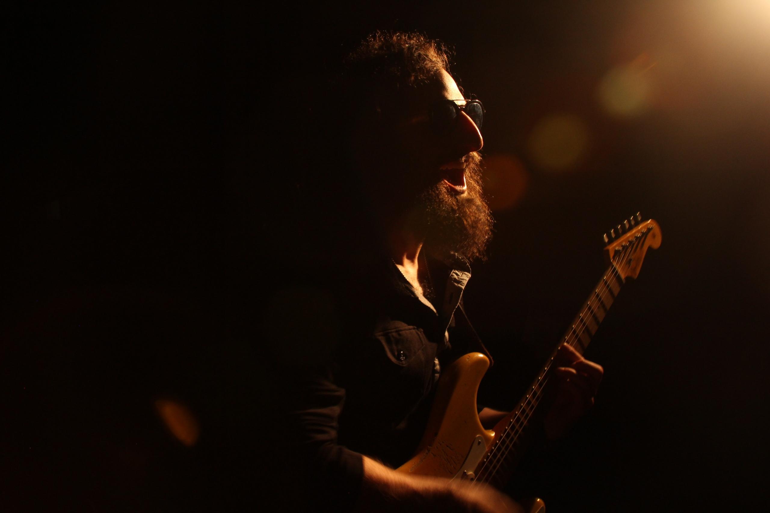 Man gitaar
