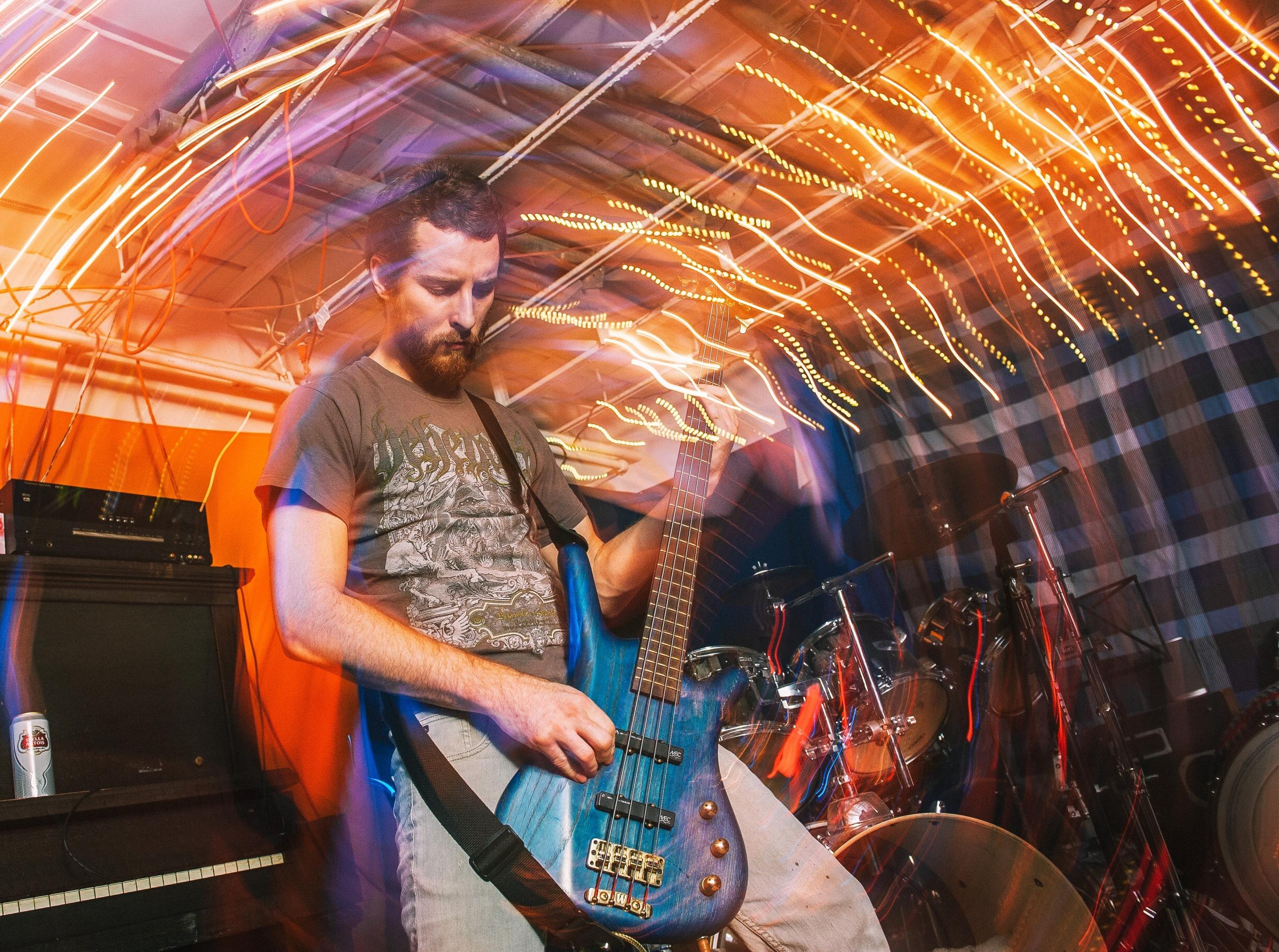 Man gitaar