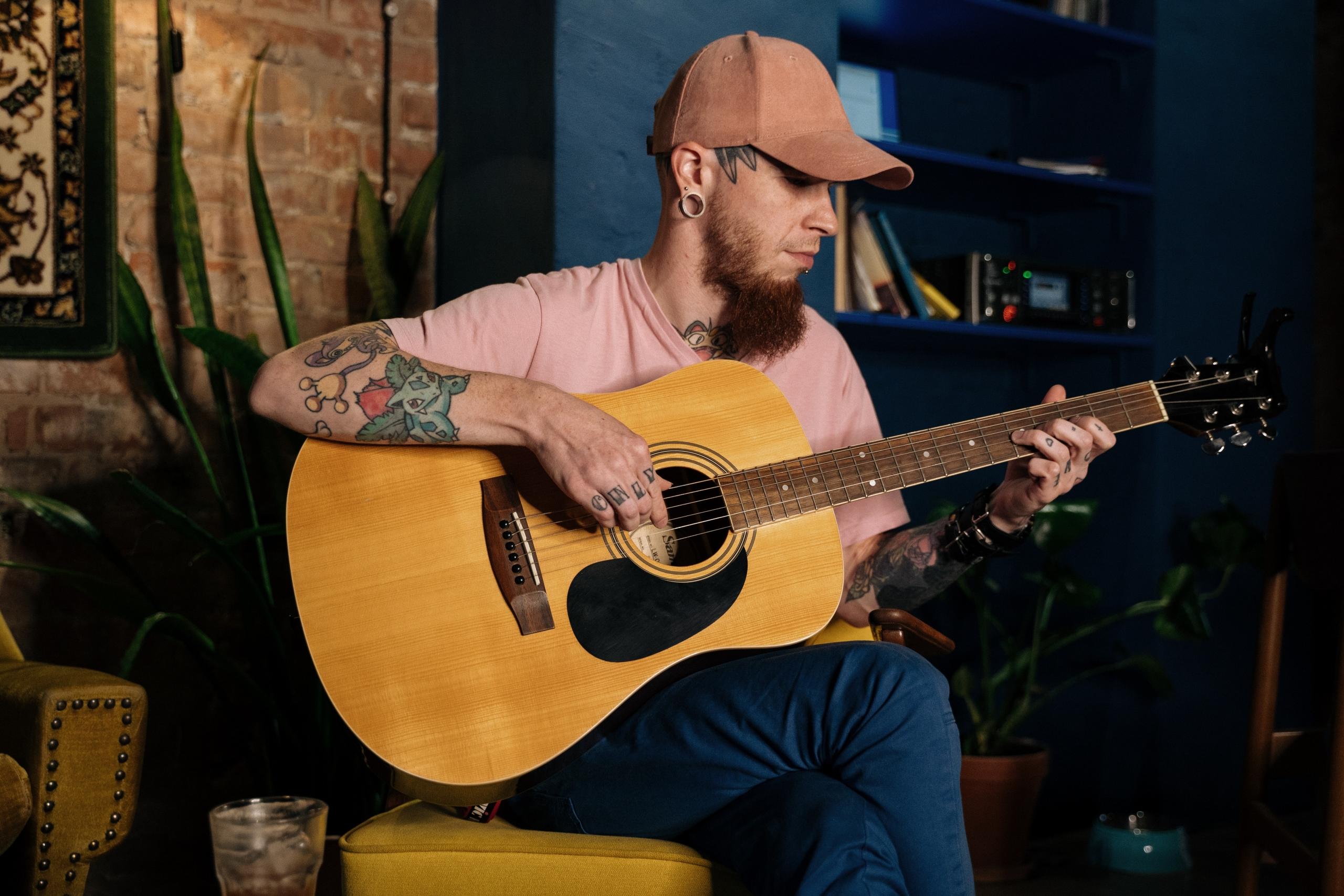Man gitaar