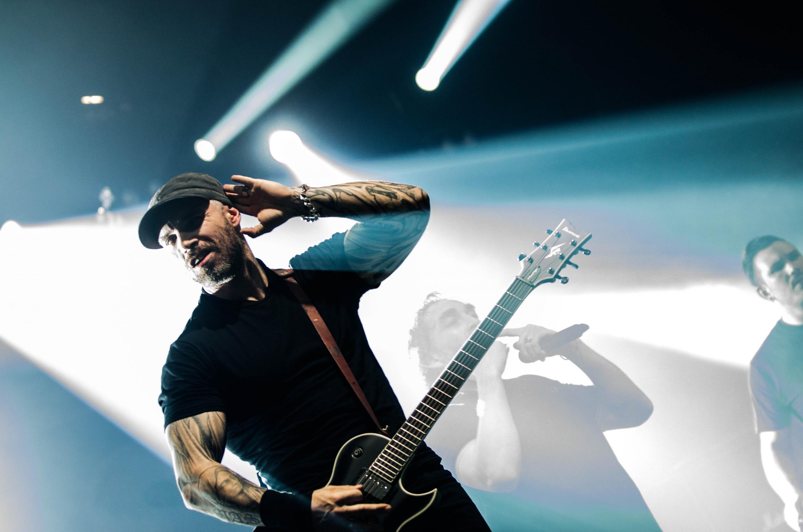 Man gitaar