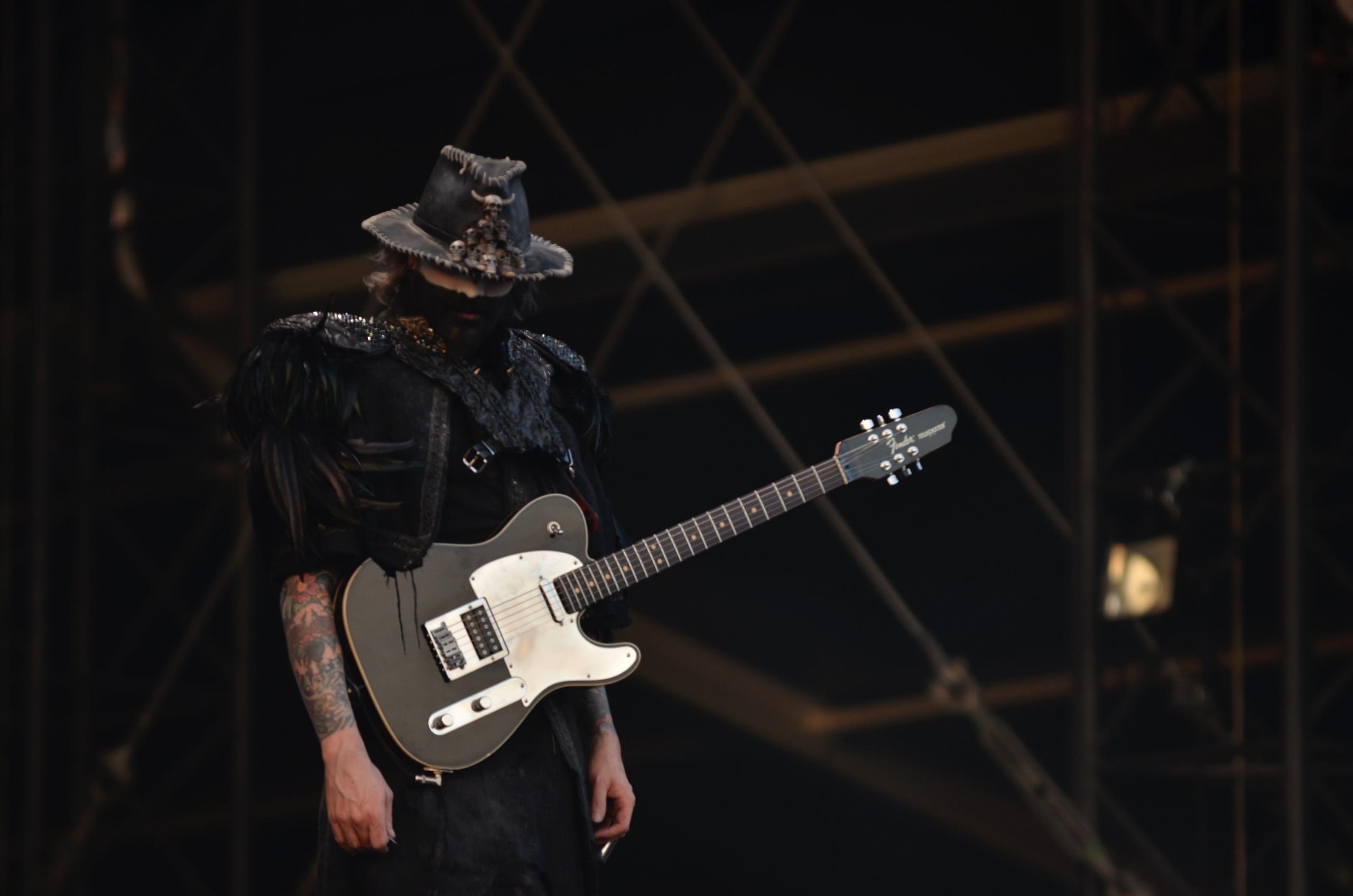 Man gitaar