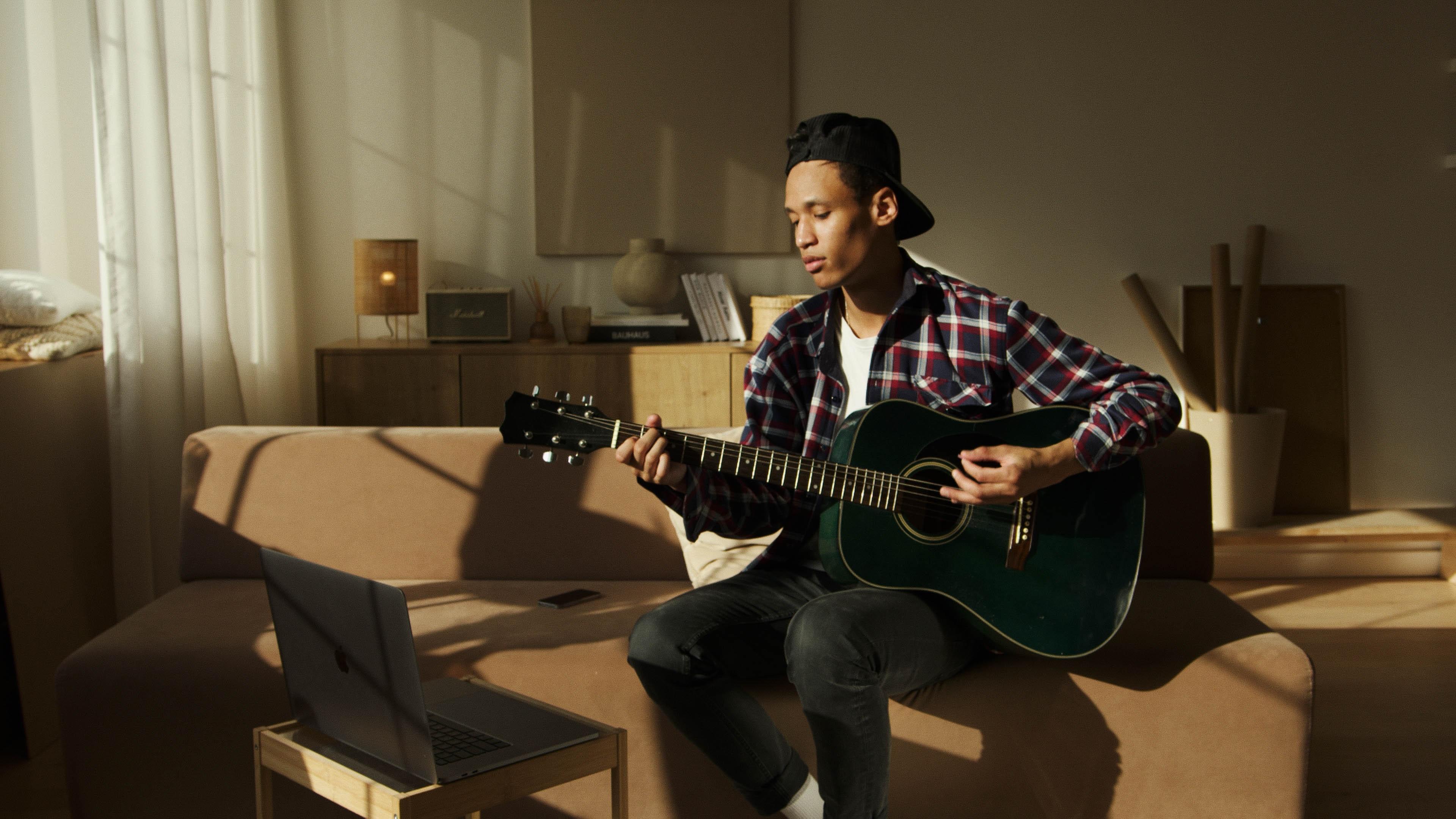Man houdt gitaar vast
