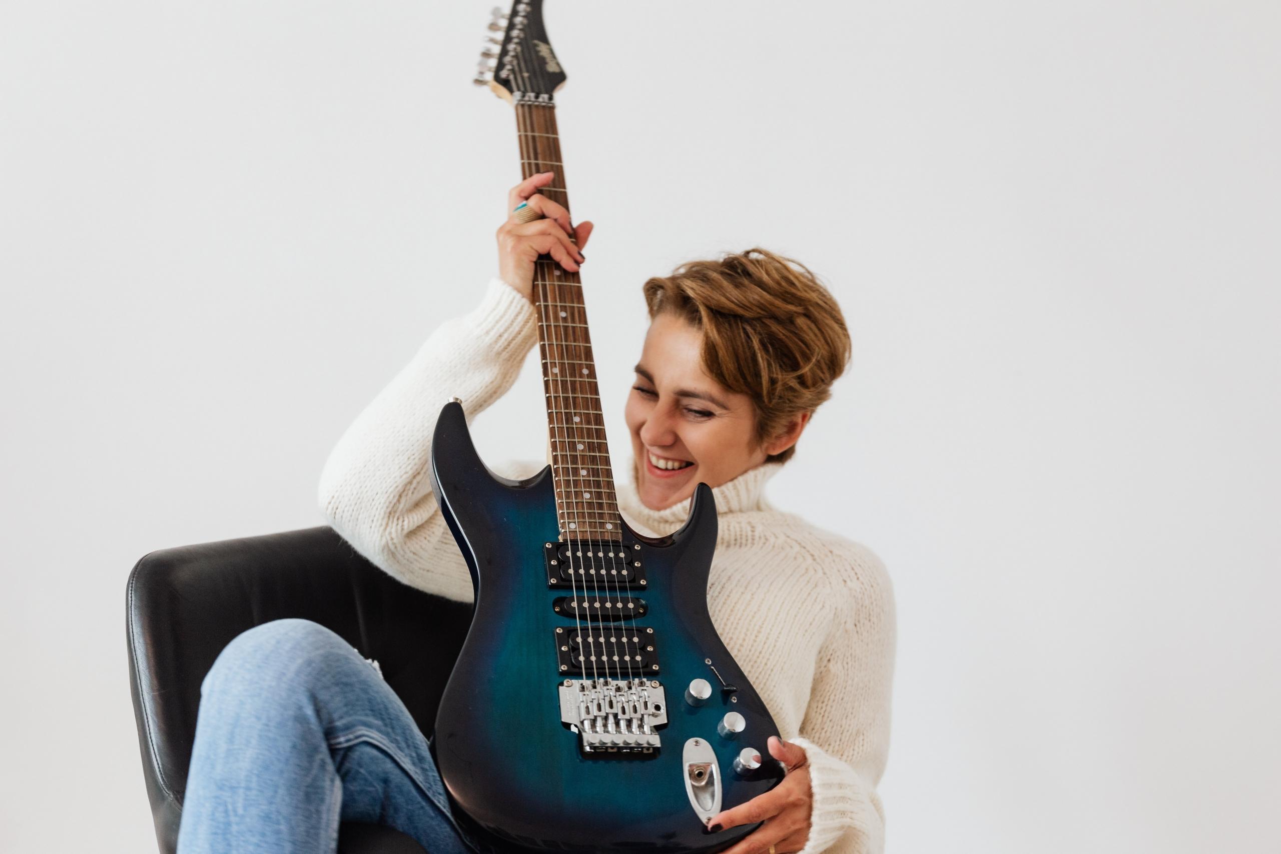 Vrouw gitaar