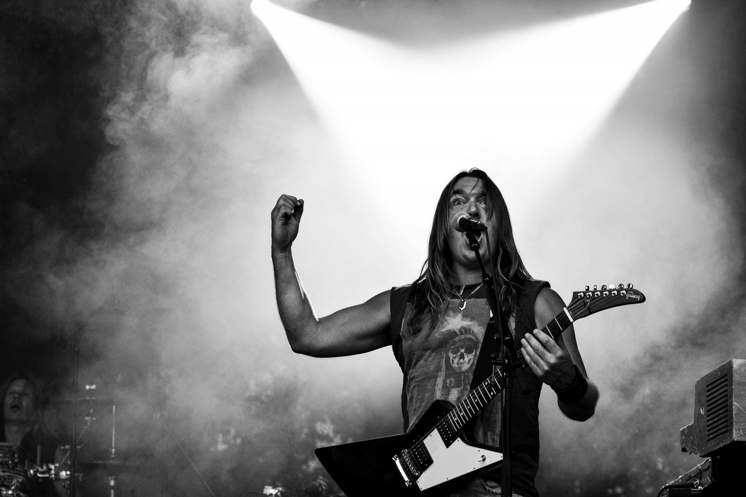 Man gitaar