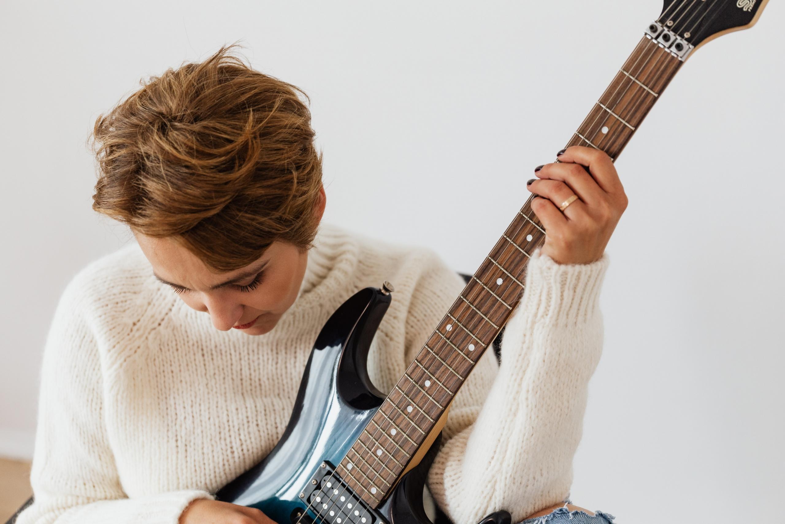 Vrouw gitaar