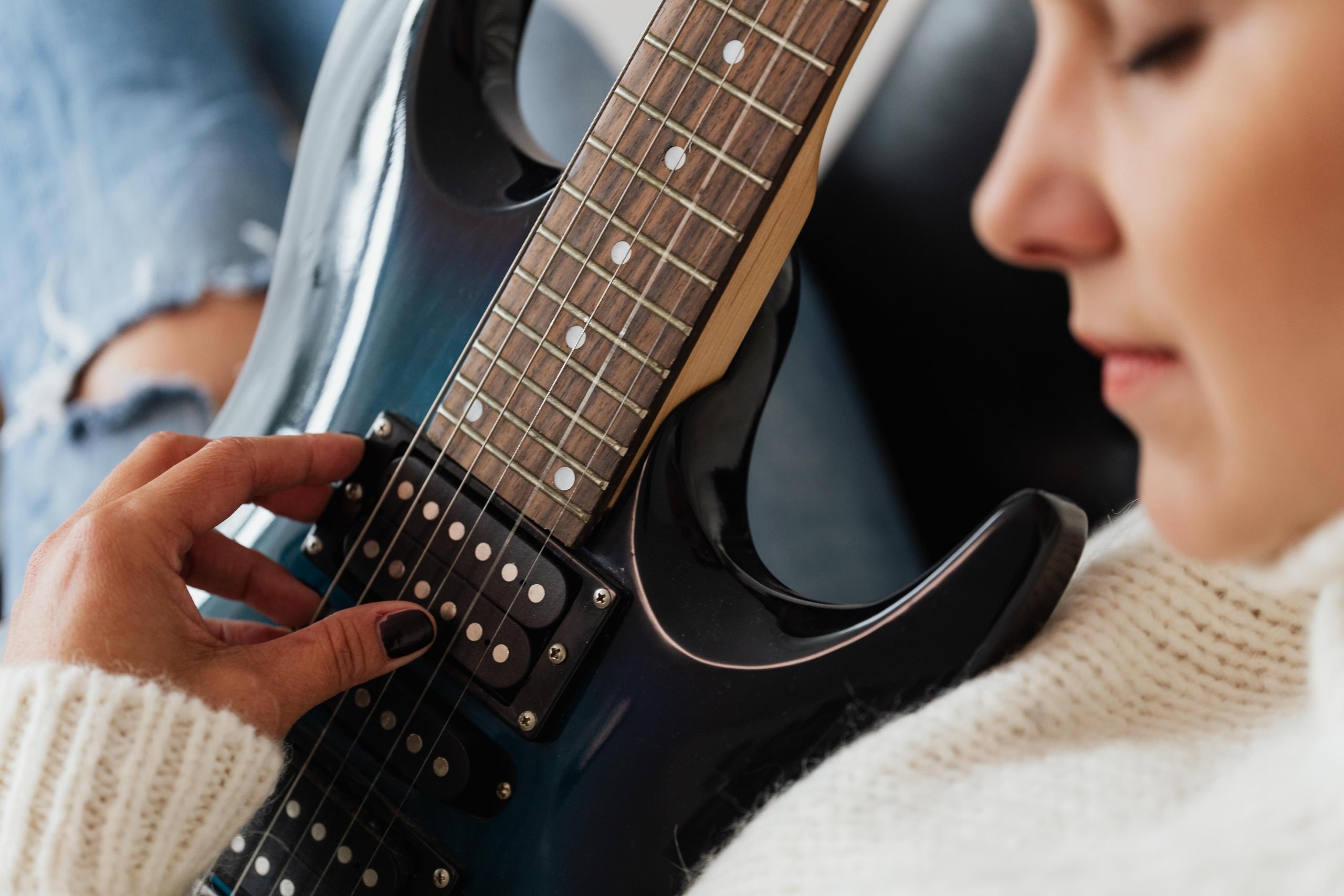 Vrouw gitaar