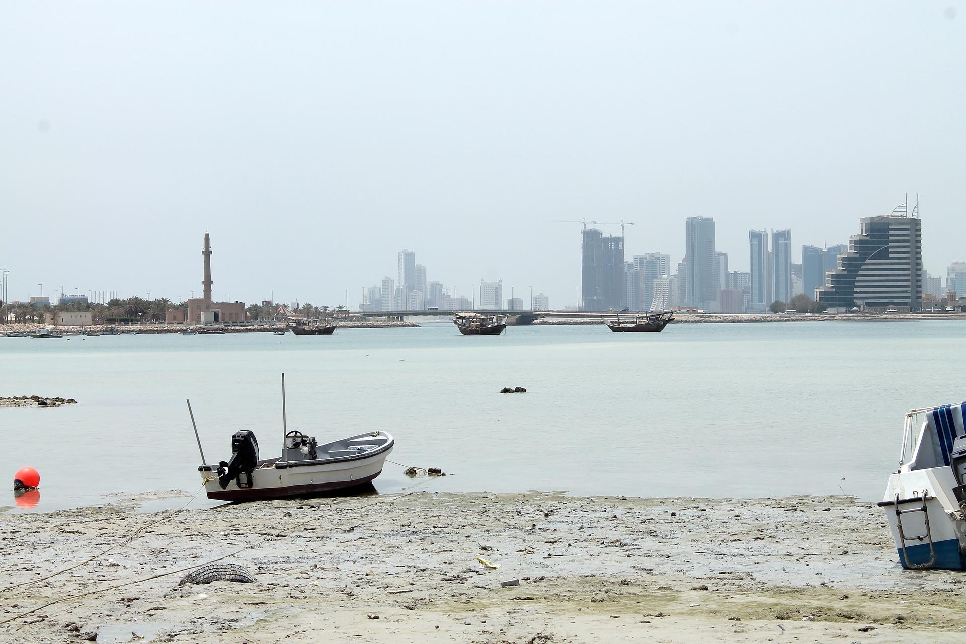 'Al-Bahrayn' of "البحرين", is een kleine eilandstaat voor de westkust van de Perzische Golf