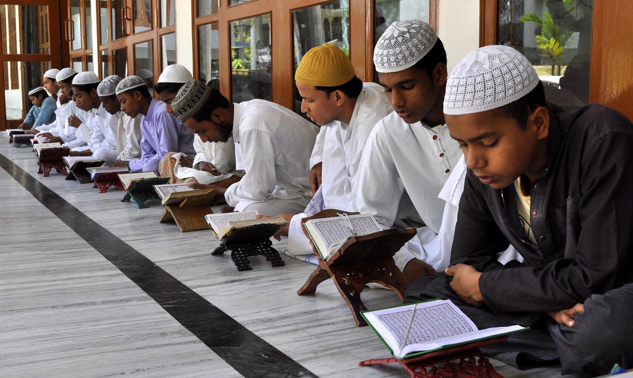 Luister naar het reciteren van de Koran in een Islamitische school