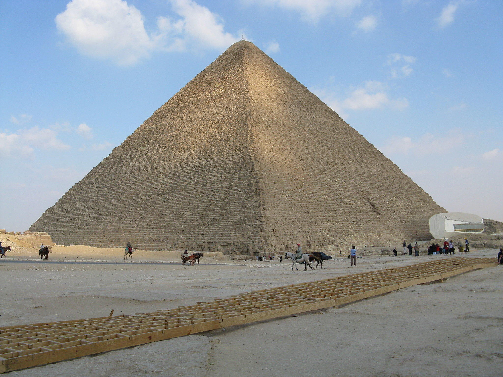 De Piramide van Cheops is een Egyptische piramide op het plateau van Gizeh