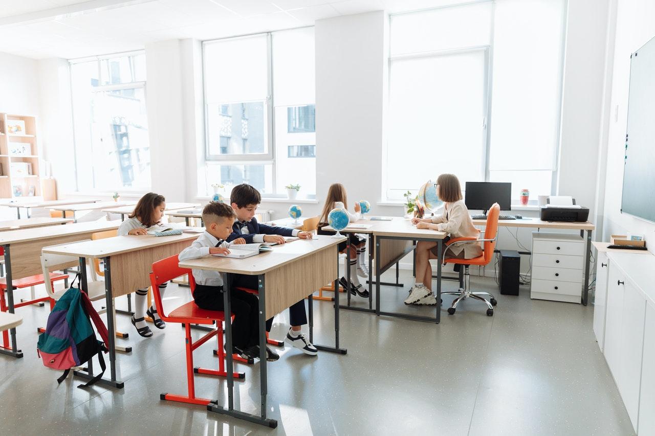 Schoolklasje met een paar kinderen en docent