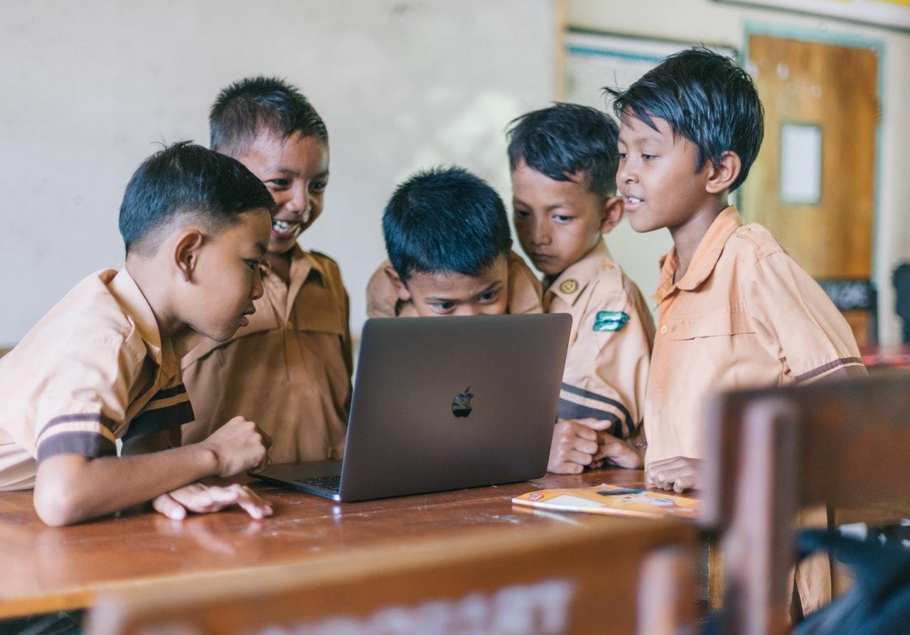 Groepje kinderen achter laptop