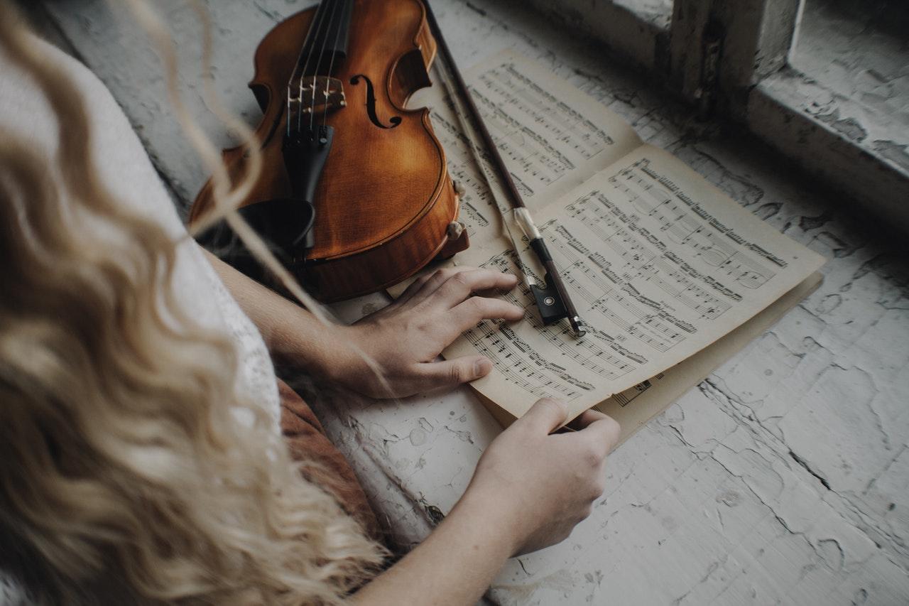 Viool met bladmuziek