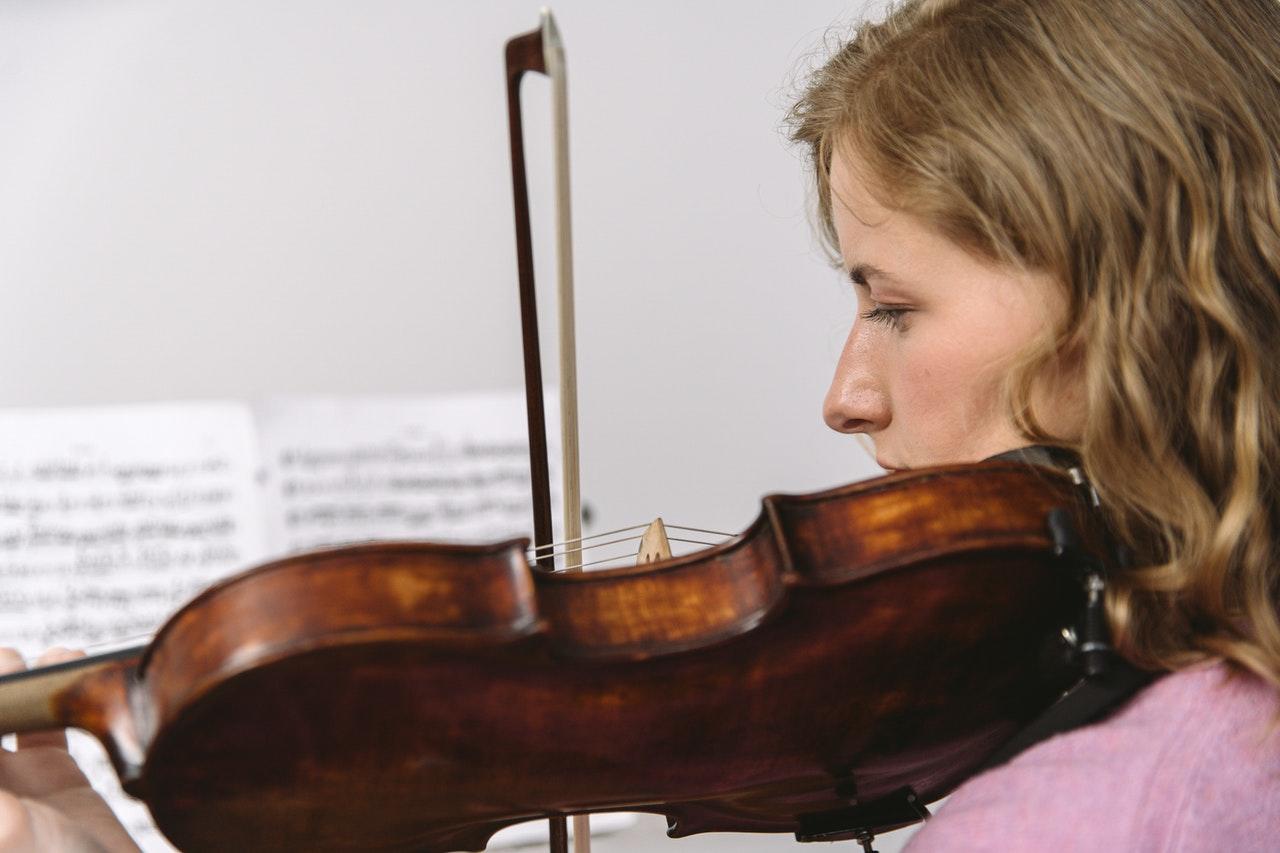 Vrouw speelt viool