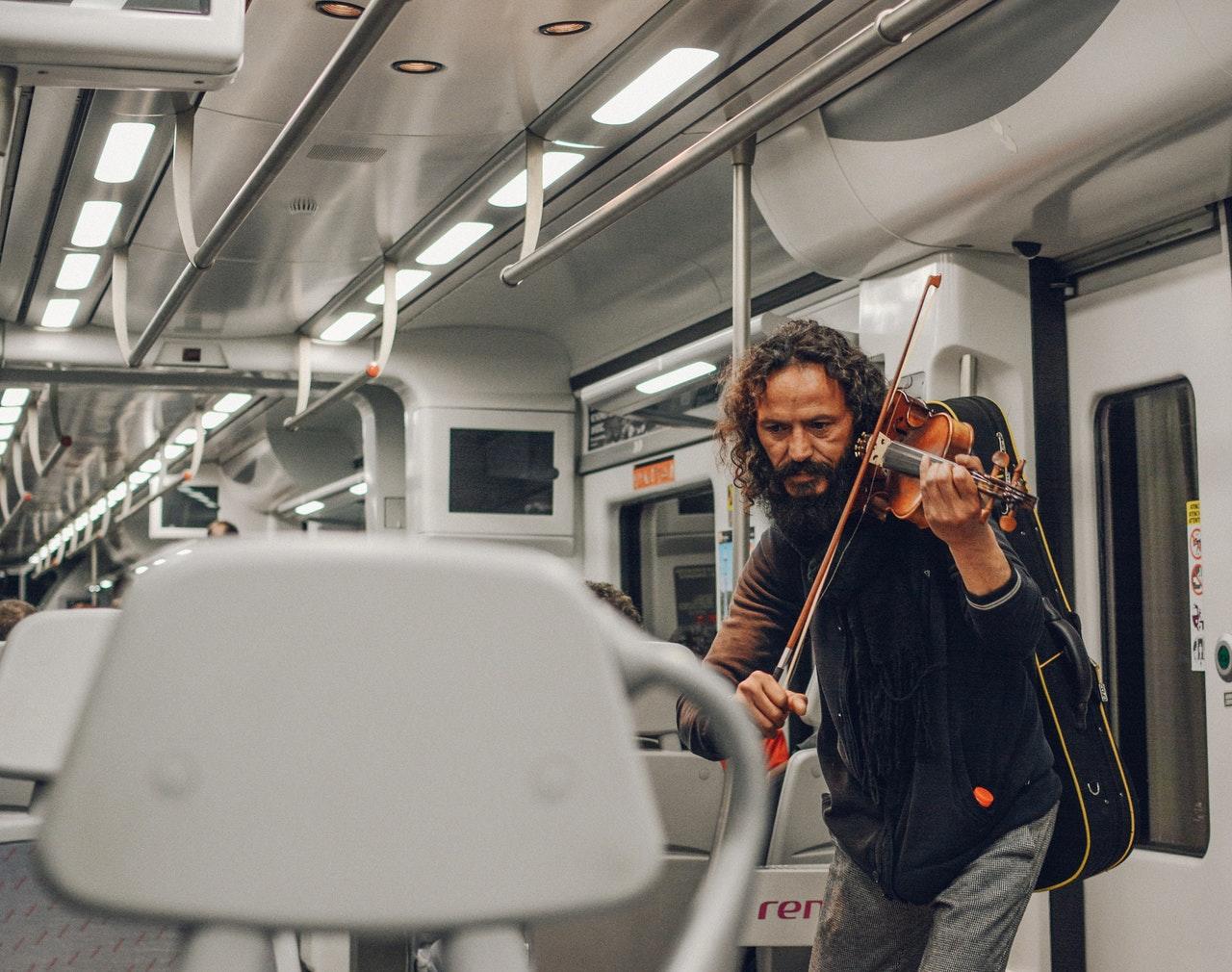 Man speelt viool in metro