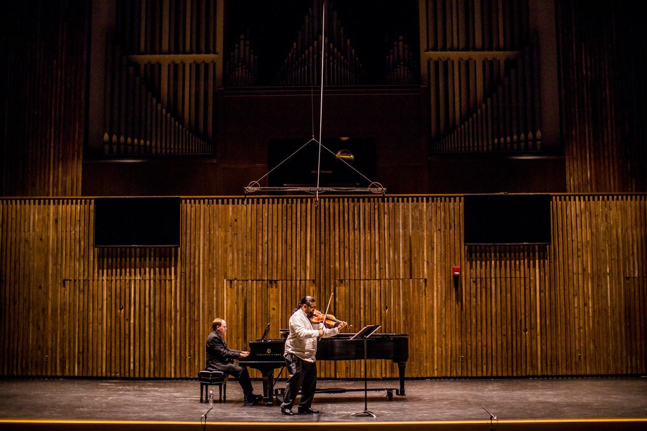 Een concert met een violist