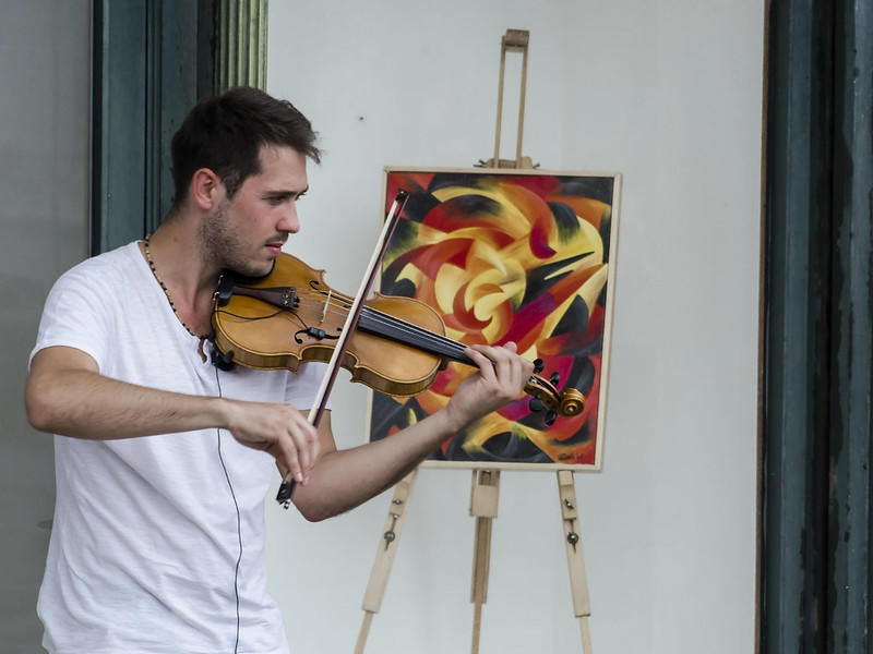 Man speelt viool