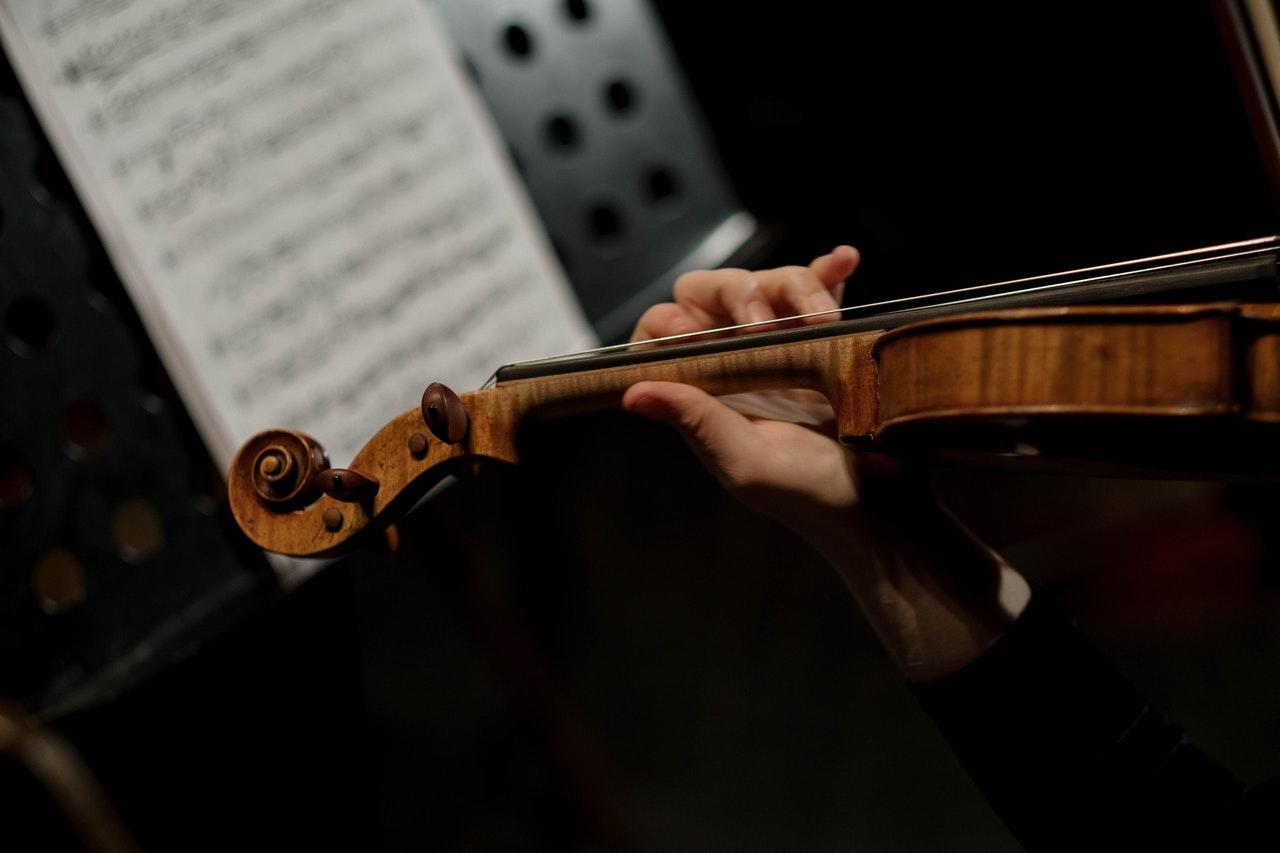 Viool met bladmuziek