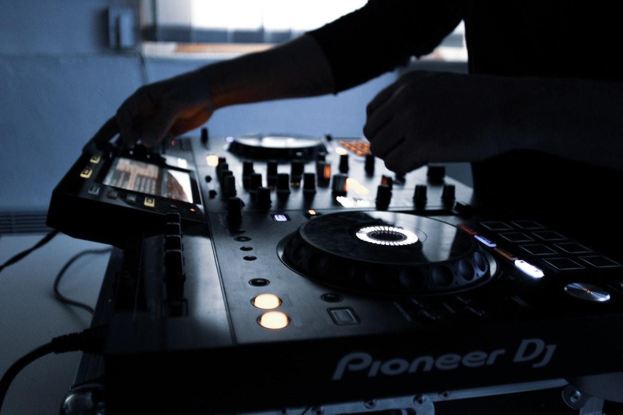 DJ aan de decks