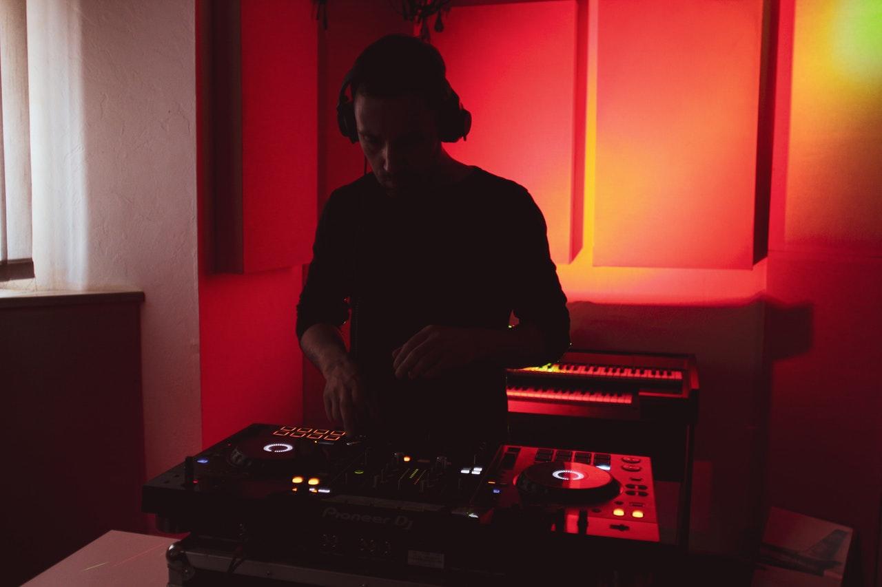 DJ aan het draaien