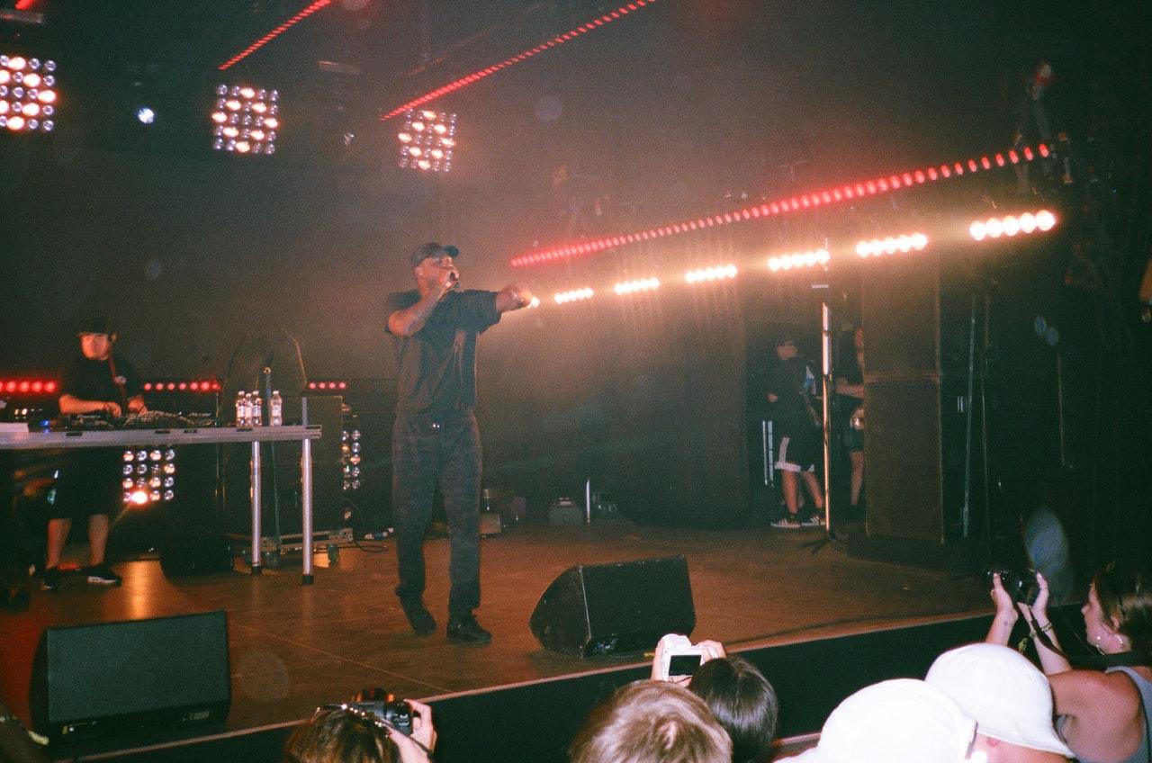 Live tijdens een hiphop optreden