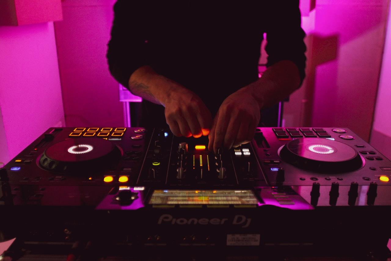 DJ aan de decks