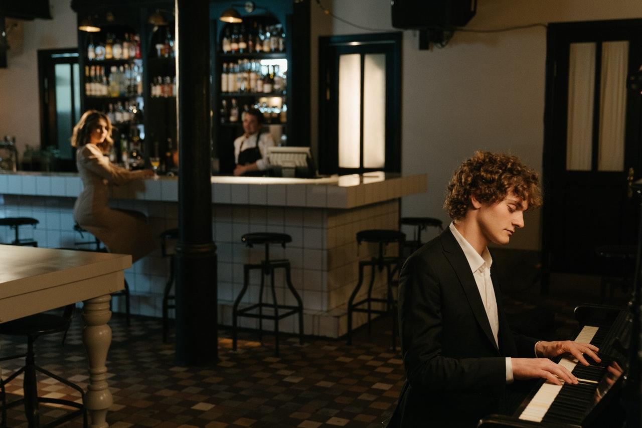 Man speelt piano