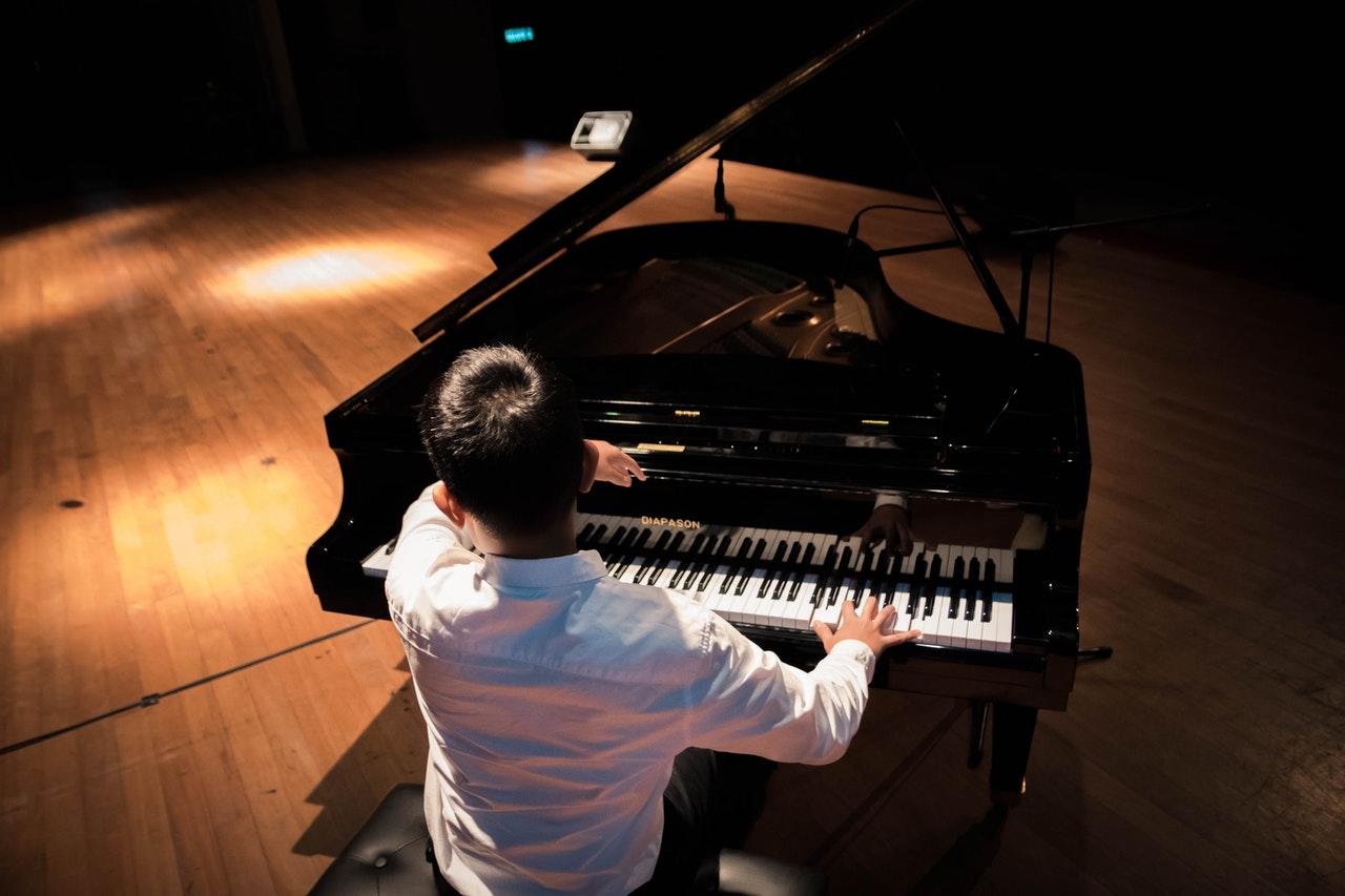 Man speelt piano