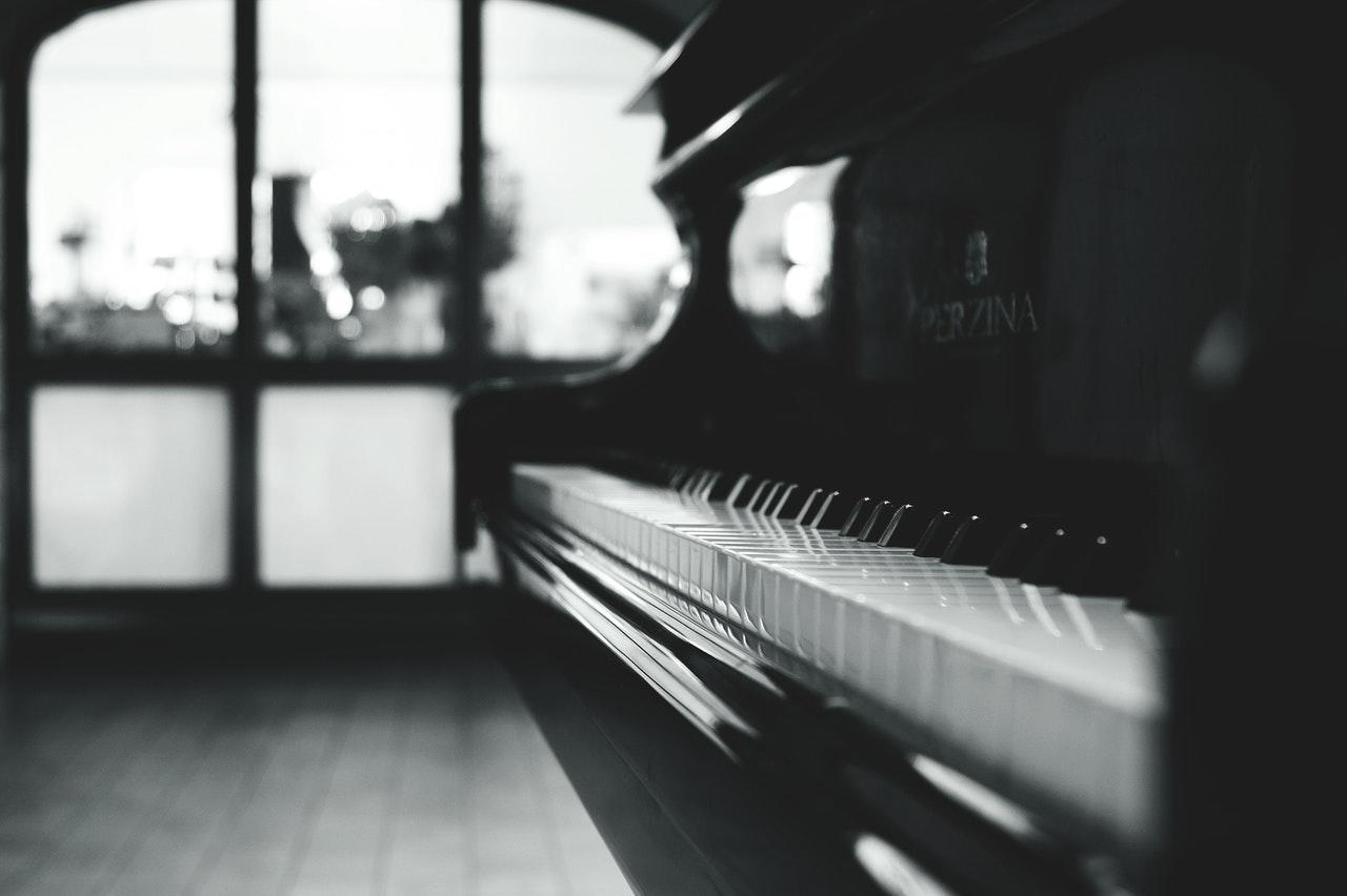 Een piano in zwart-wit