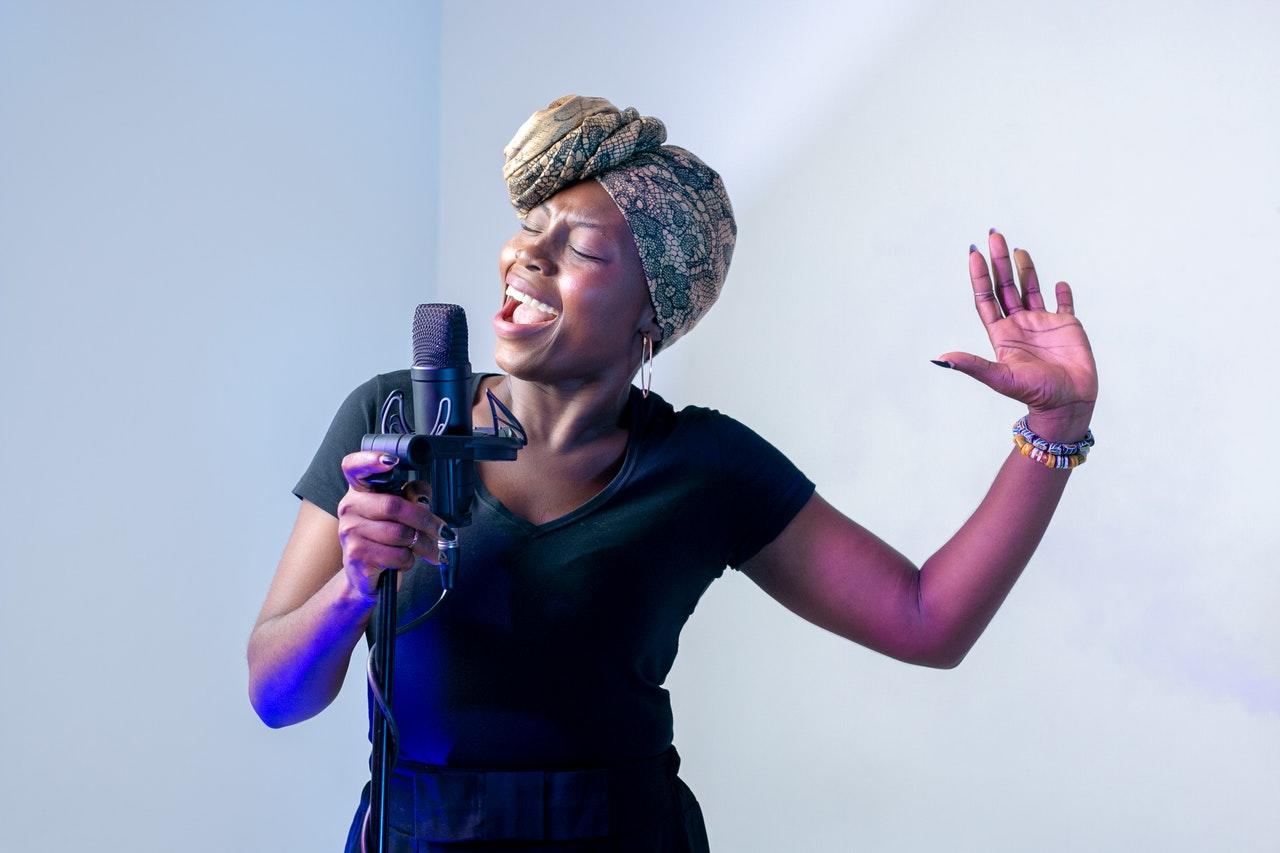 Een vrouw die zingt
