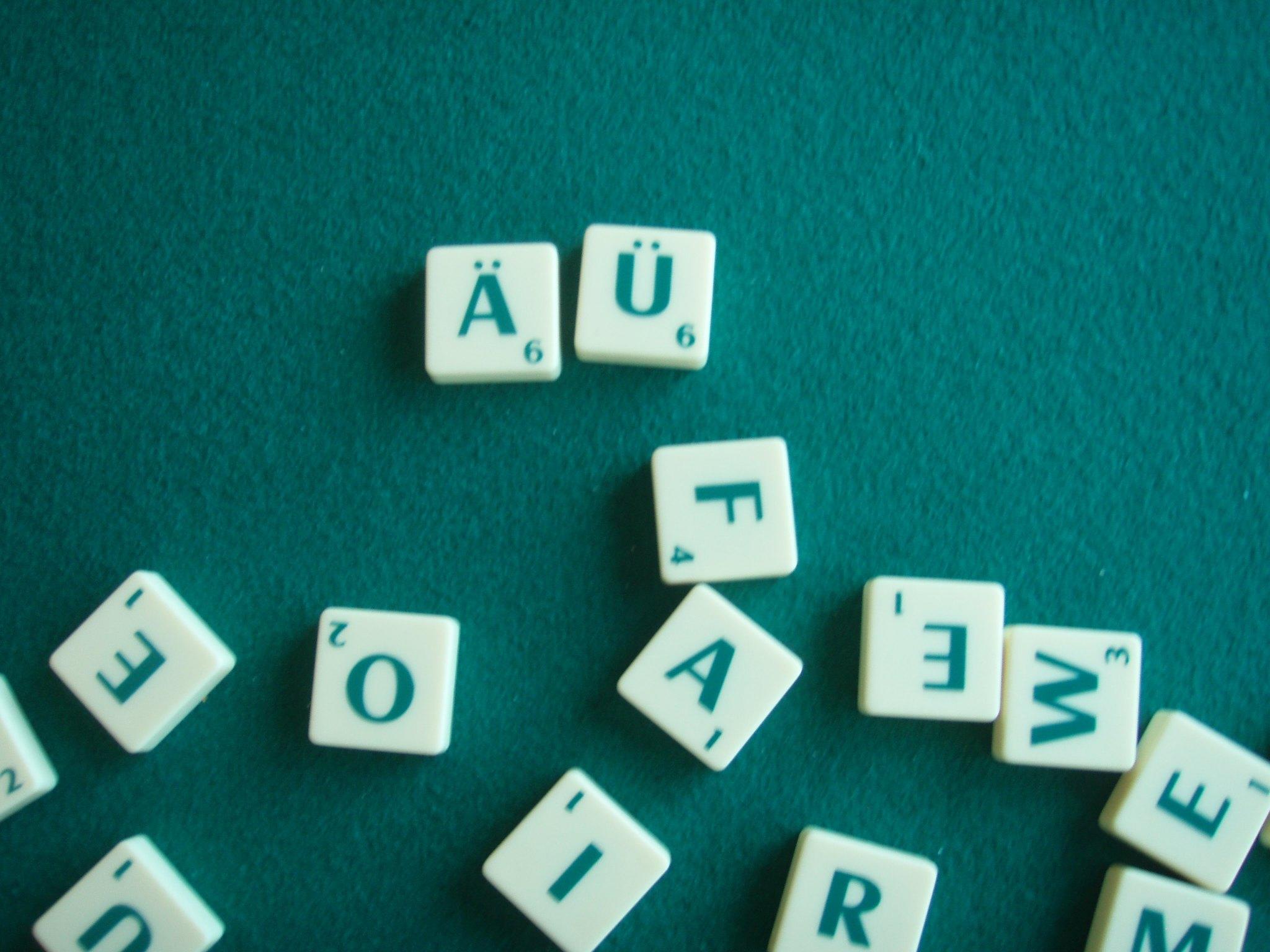 Duitse Scrabble letters op een tafel
