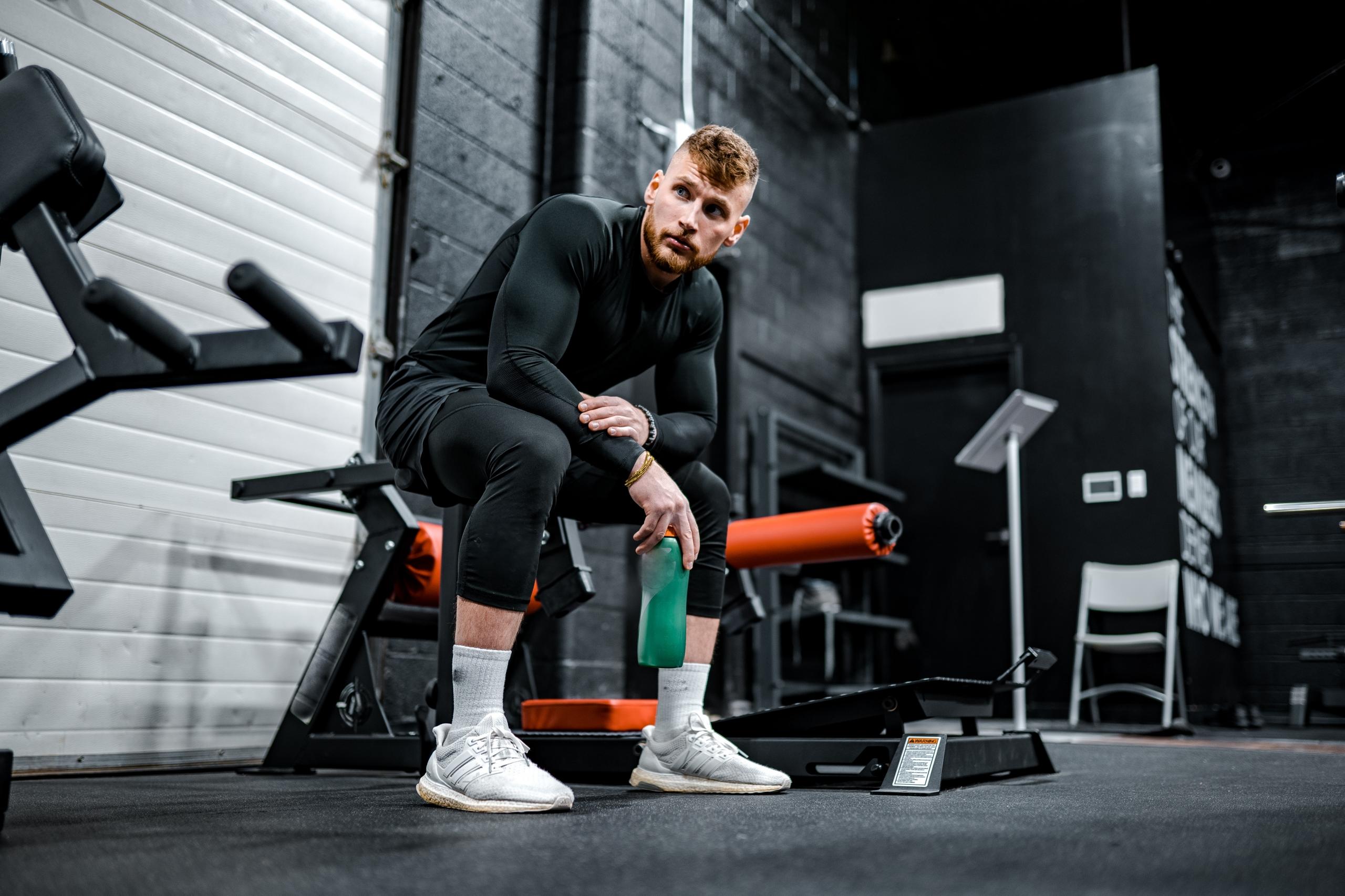 Man rust uit in gym