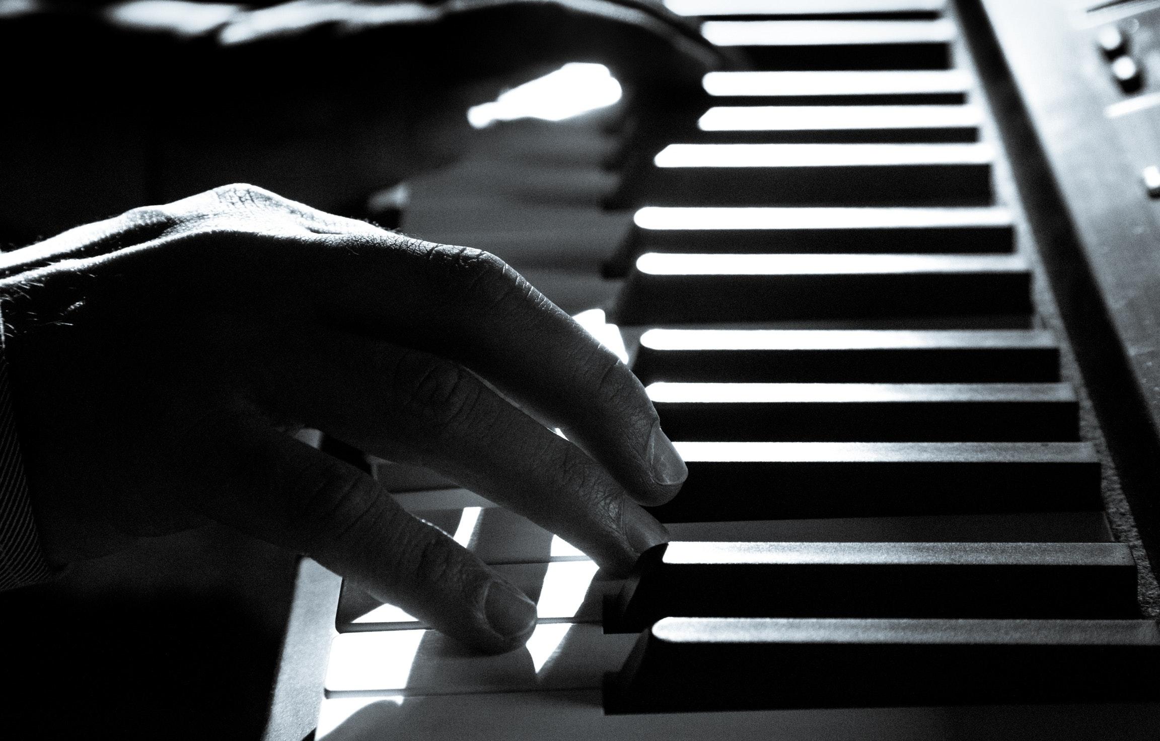 grand piano spelen handen