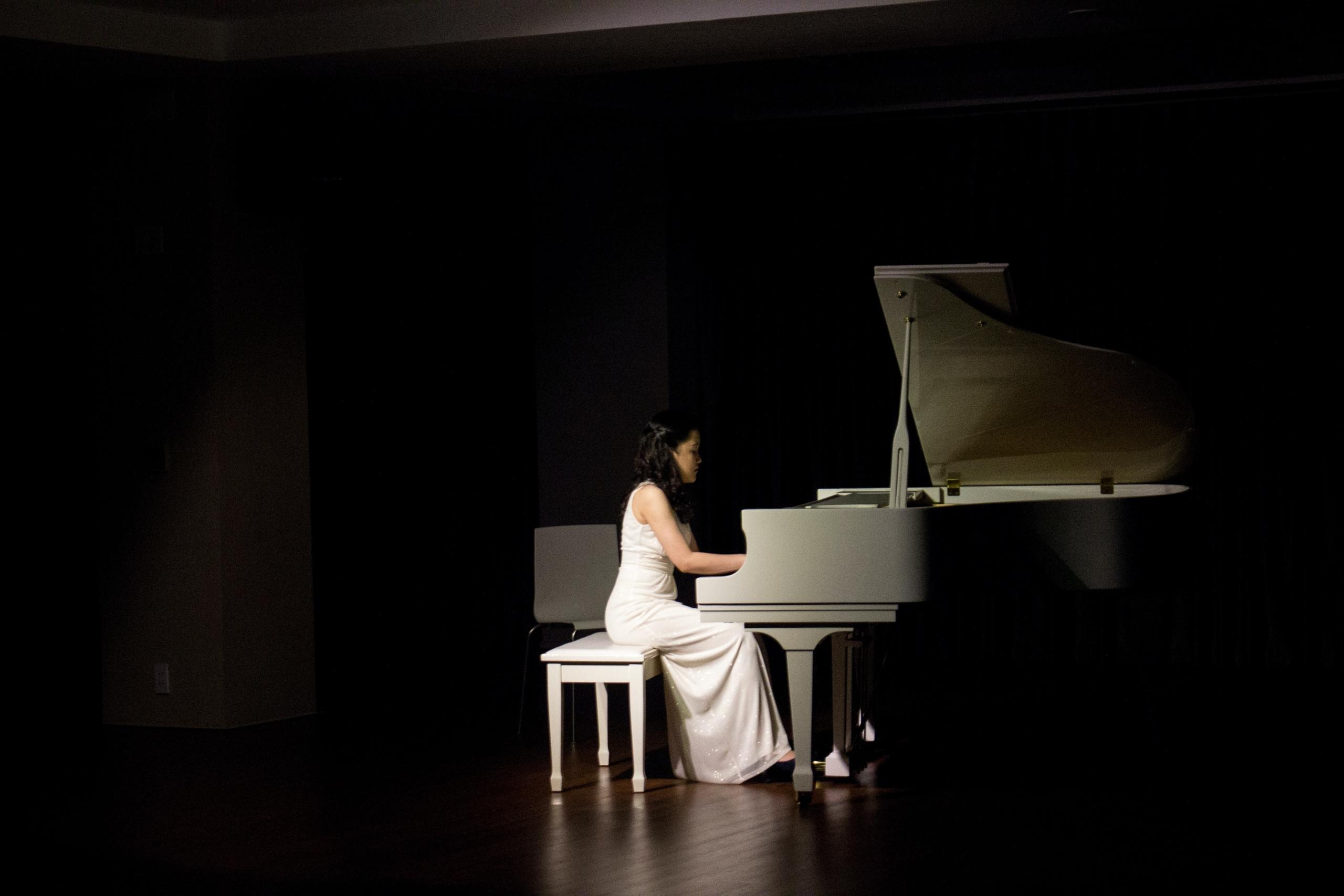grand piano spelen podium
