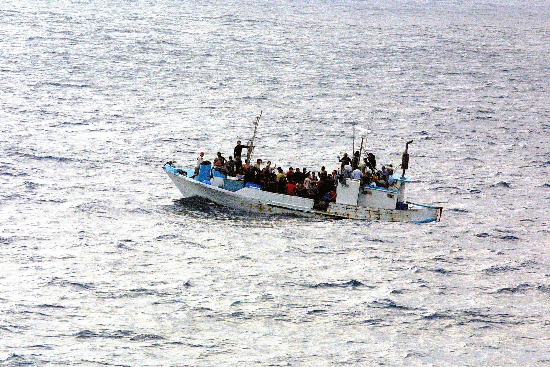 Een bootje met vluchtelingen op zee