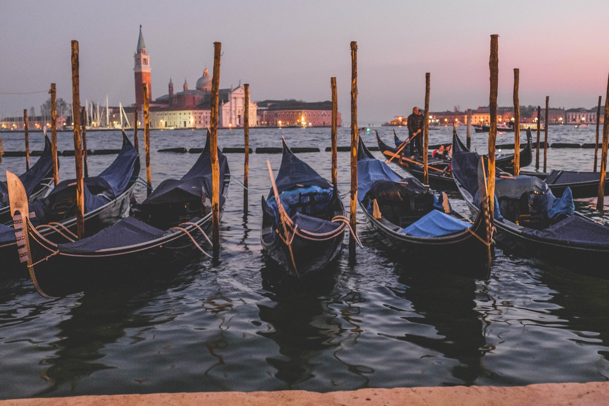 Een haven met prachtige Italiaanse gondels 