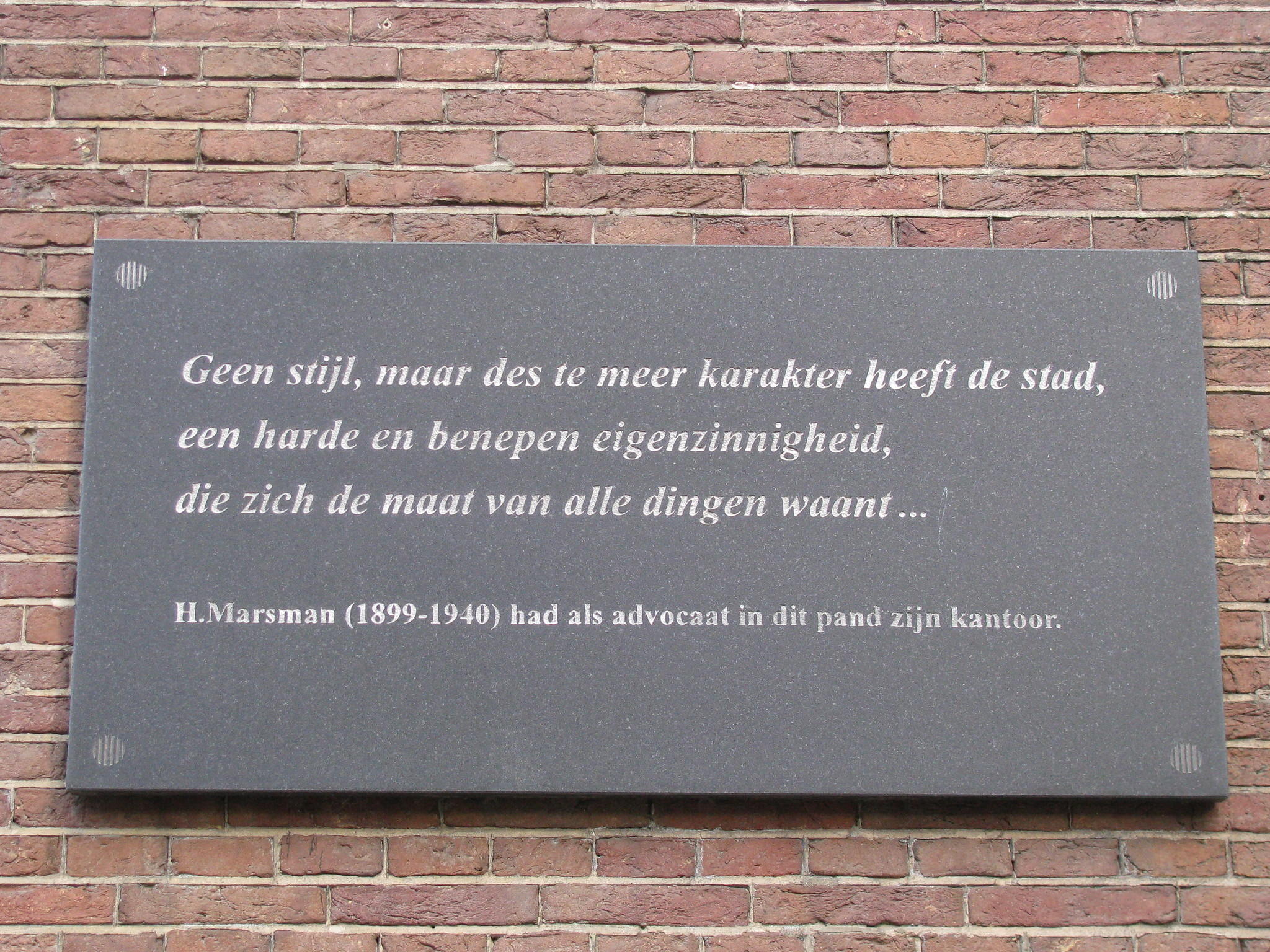 Een gedenkplaat op het pand waar Marsman ooit werkte als advocaat