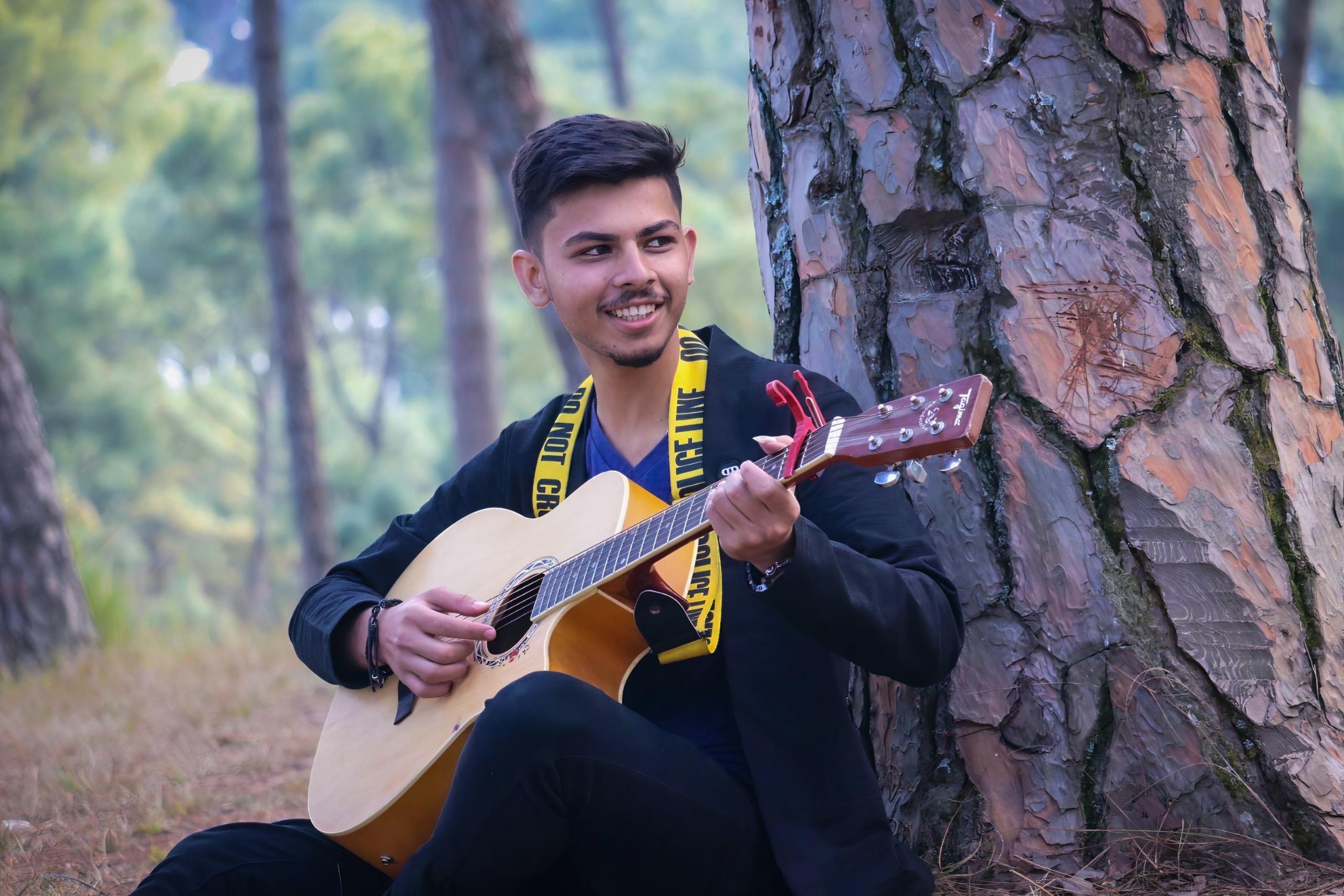 Man speelt gitaar